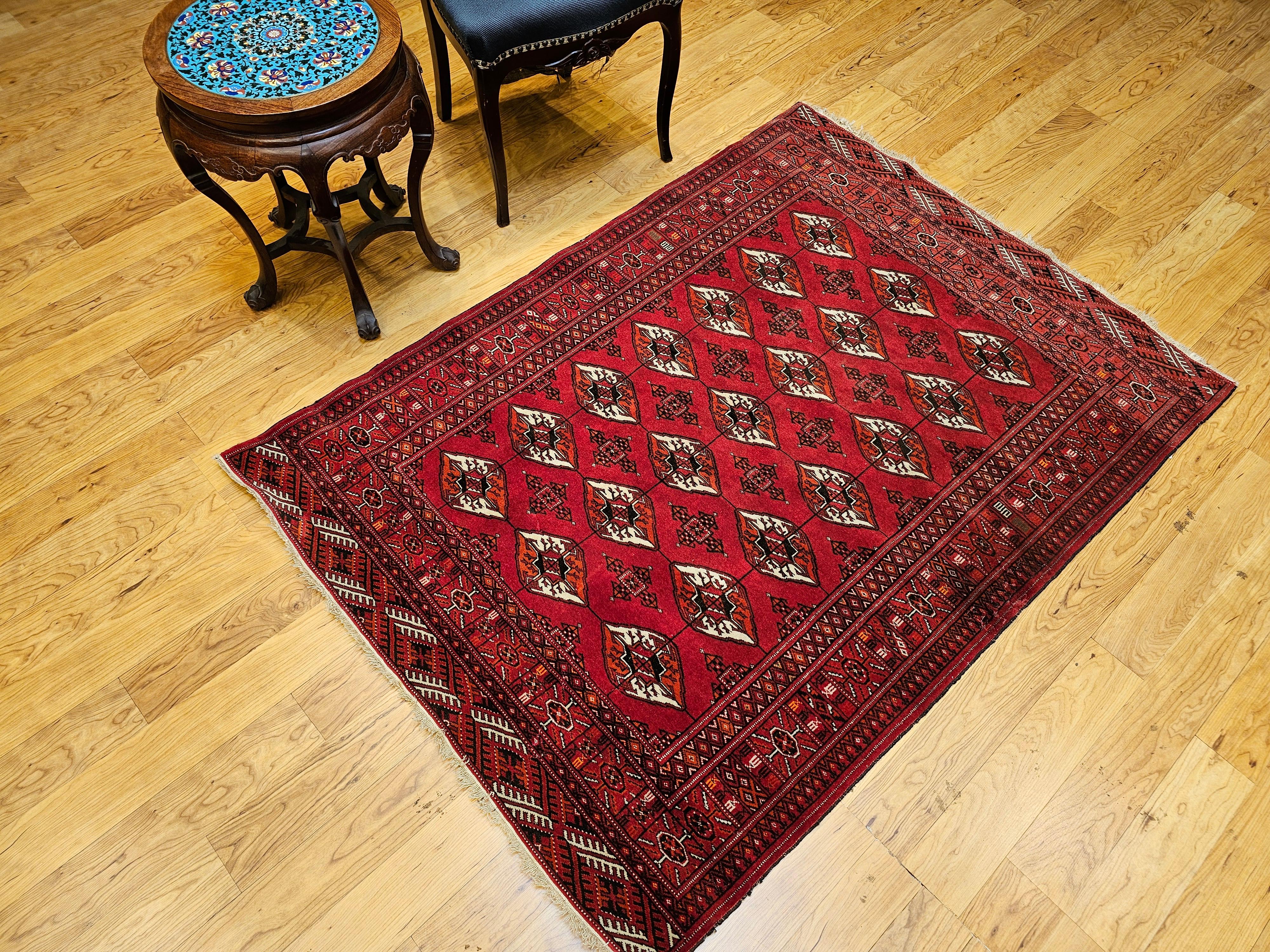 Vintage Turkmen Area Rug in All Over Geometric Pattern in Rot, Elfenbein, Schwarz im Angebot 9