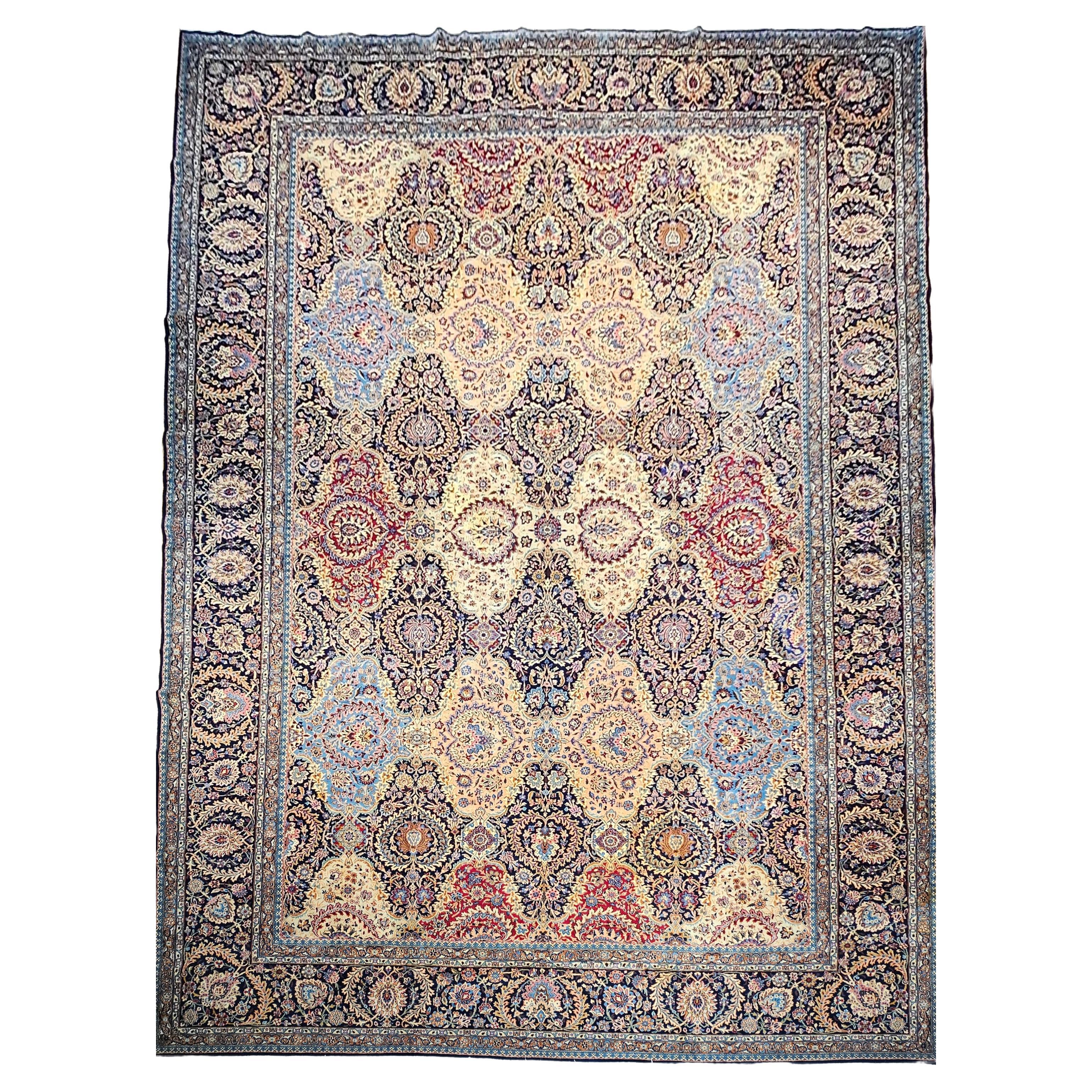 Tappeto persiano Kerman d'epoca a grandezza di palazzo con design floreale in rosso e blu. in vendita