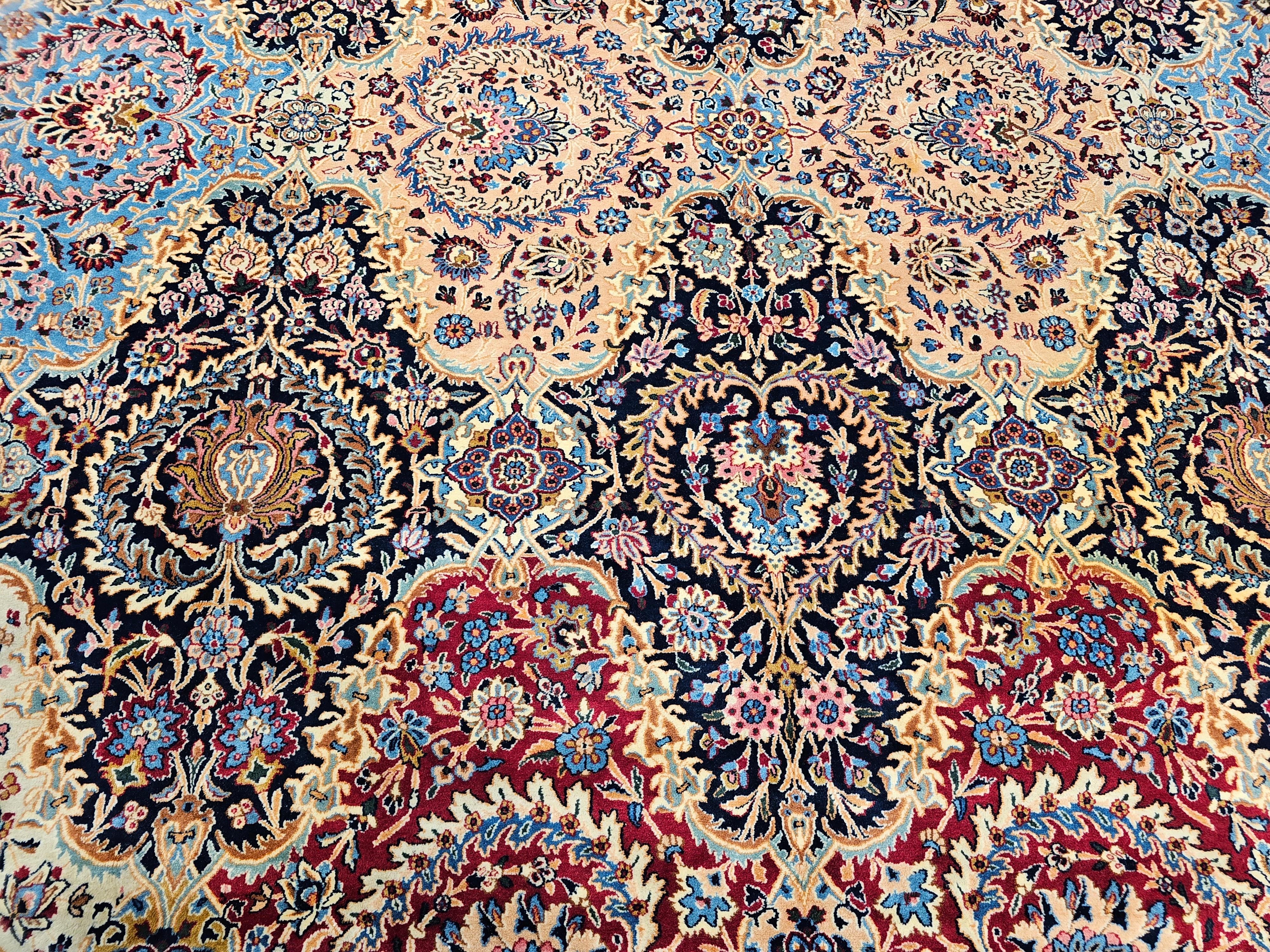 XX secolo Tappeto persiano Kerman d'epoca a grandezza di palazzo con design floreale in rosso e blu. in vendita