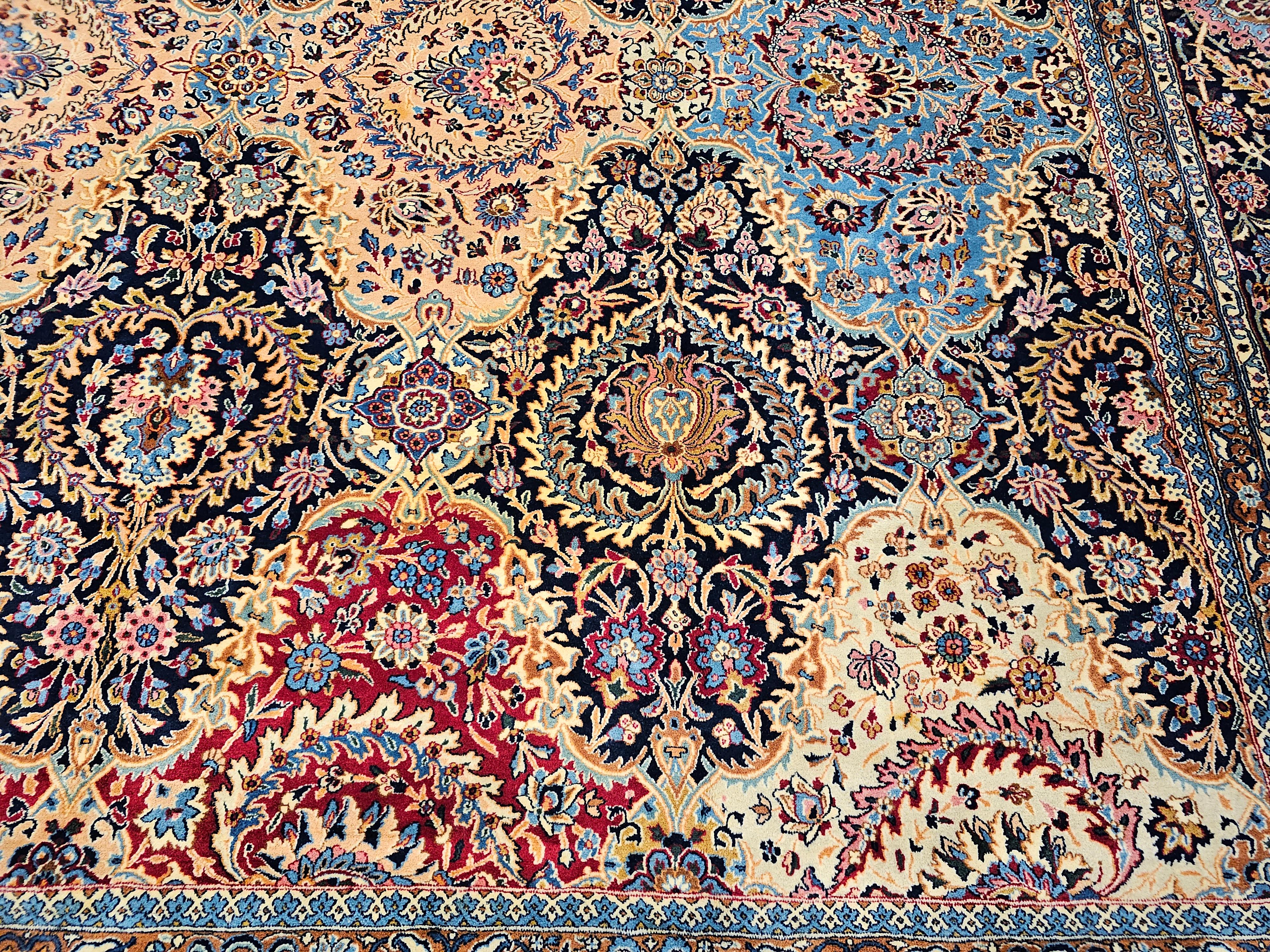 Tappeto persiano Kerman d'epoca a grandezza di palazzo con design floreale in rosso e blu. In condizioni buone in vendita a Barrington, IL