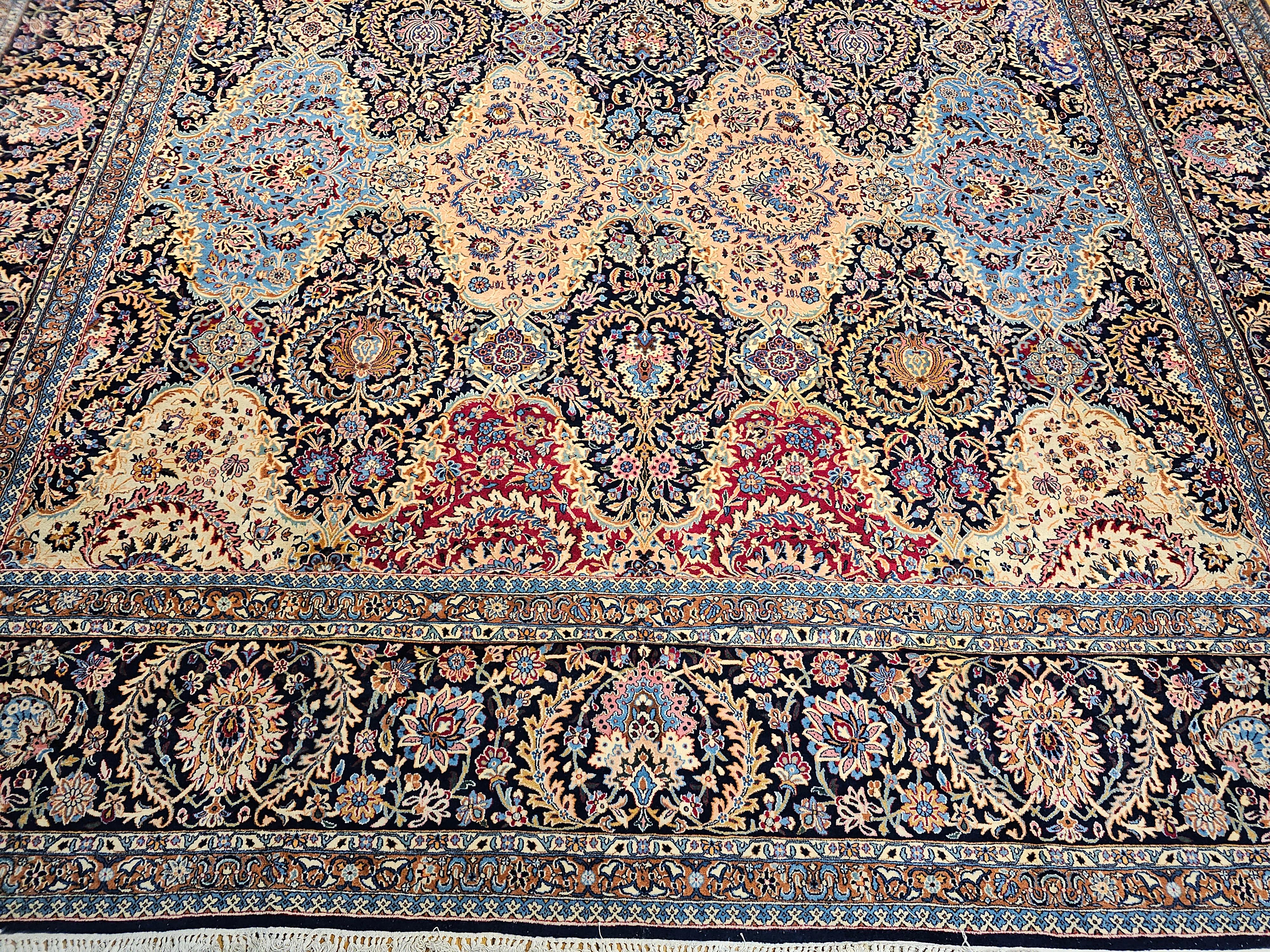 Persiano Tappeto persiano Kerman d'epoca a grandezza di palazzo con design floreale in rosso e blu. in vendita