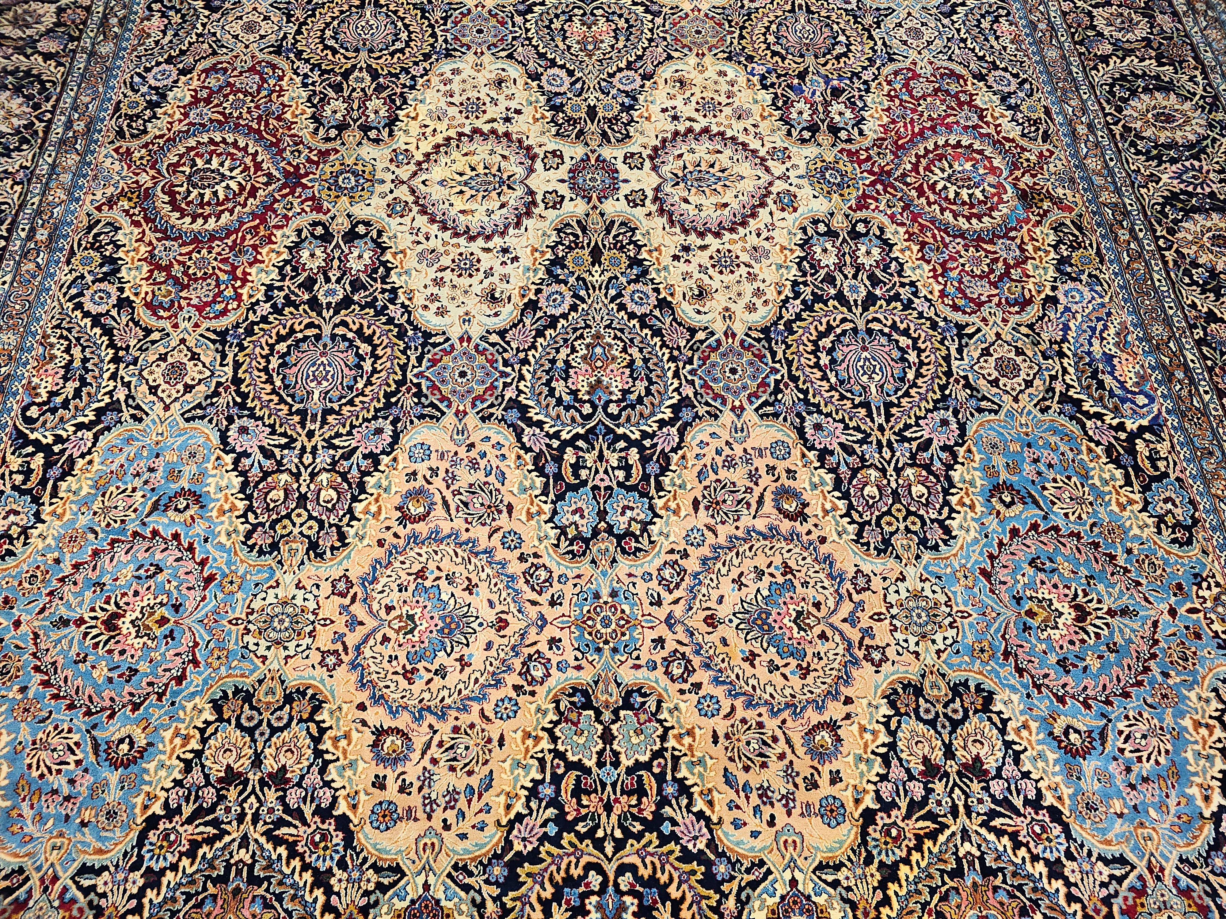 Tessuto a mano Tappeto persiano Kerman d'epoca a grandezza di palazzo con design floreale in rosso e blu. in vendita