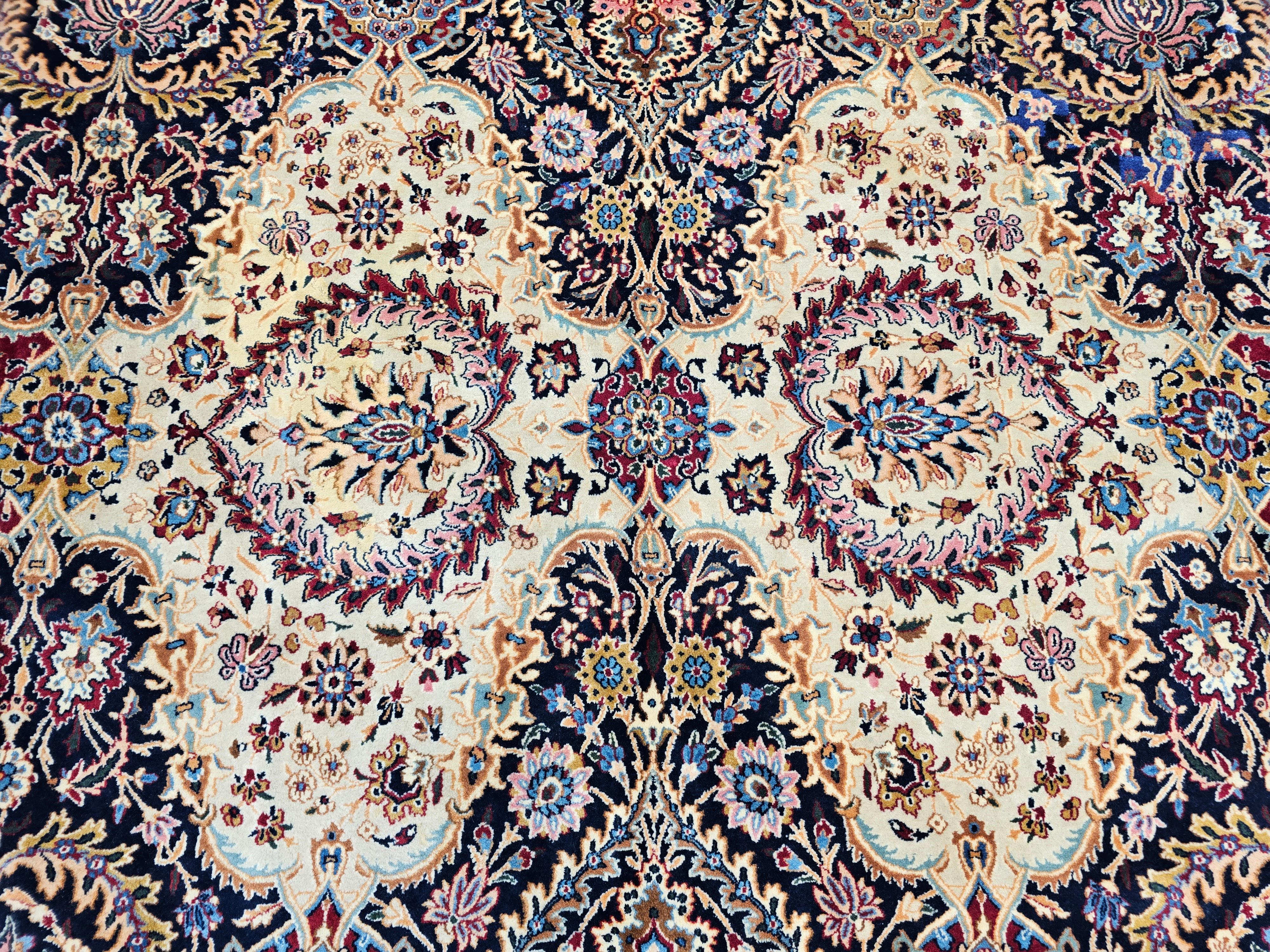 Tappeto persiano Kerman d'epoca a grandezza di palazzo con design floreale in rosso e blu. in vendita 4