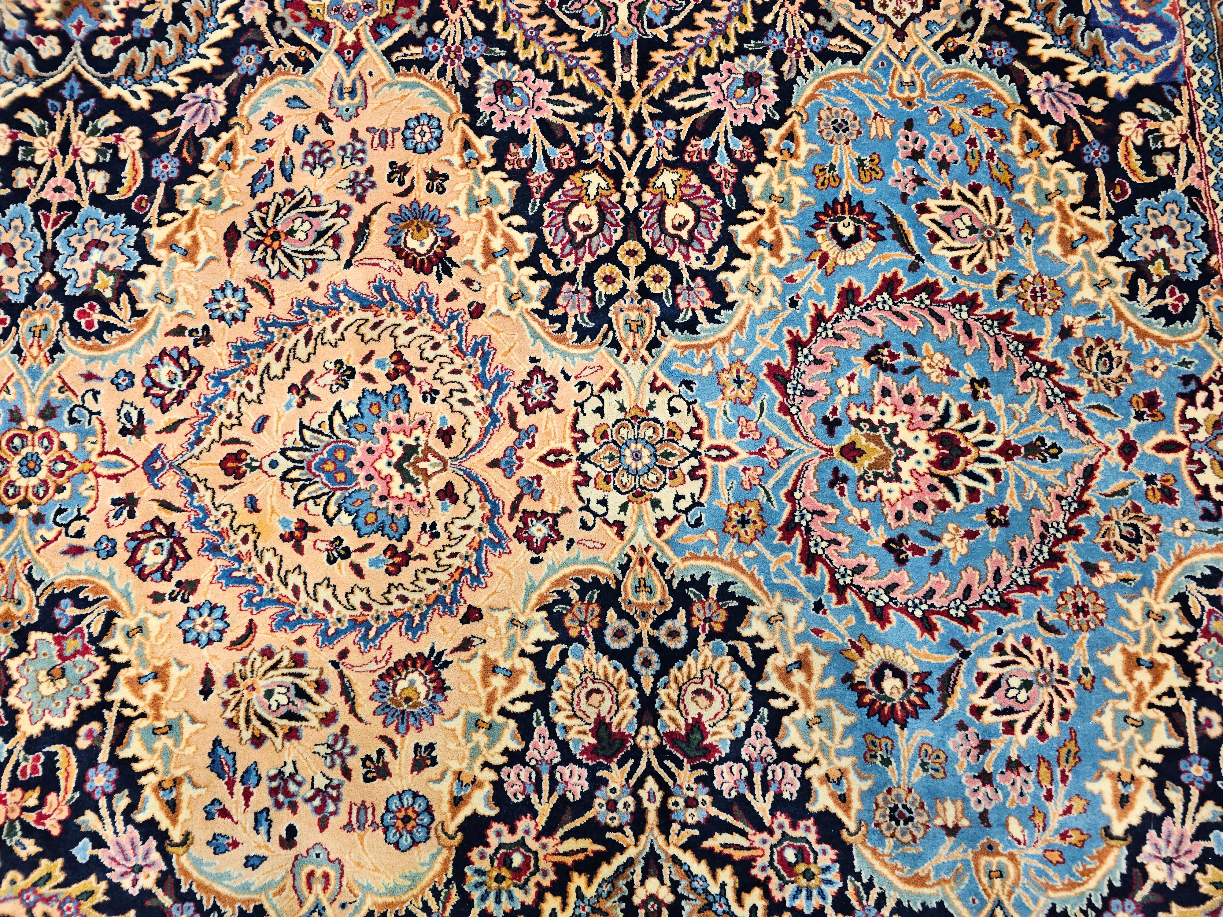 Tappeto persiano Kerman d'epoca a grandezza di palazzo con design floreale in rosso e blu. in vendita 3