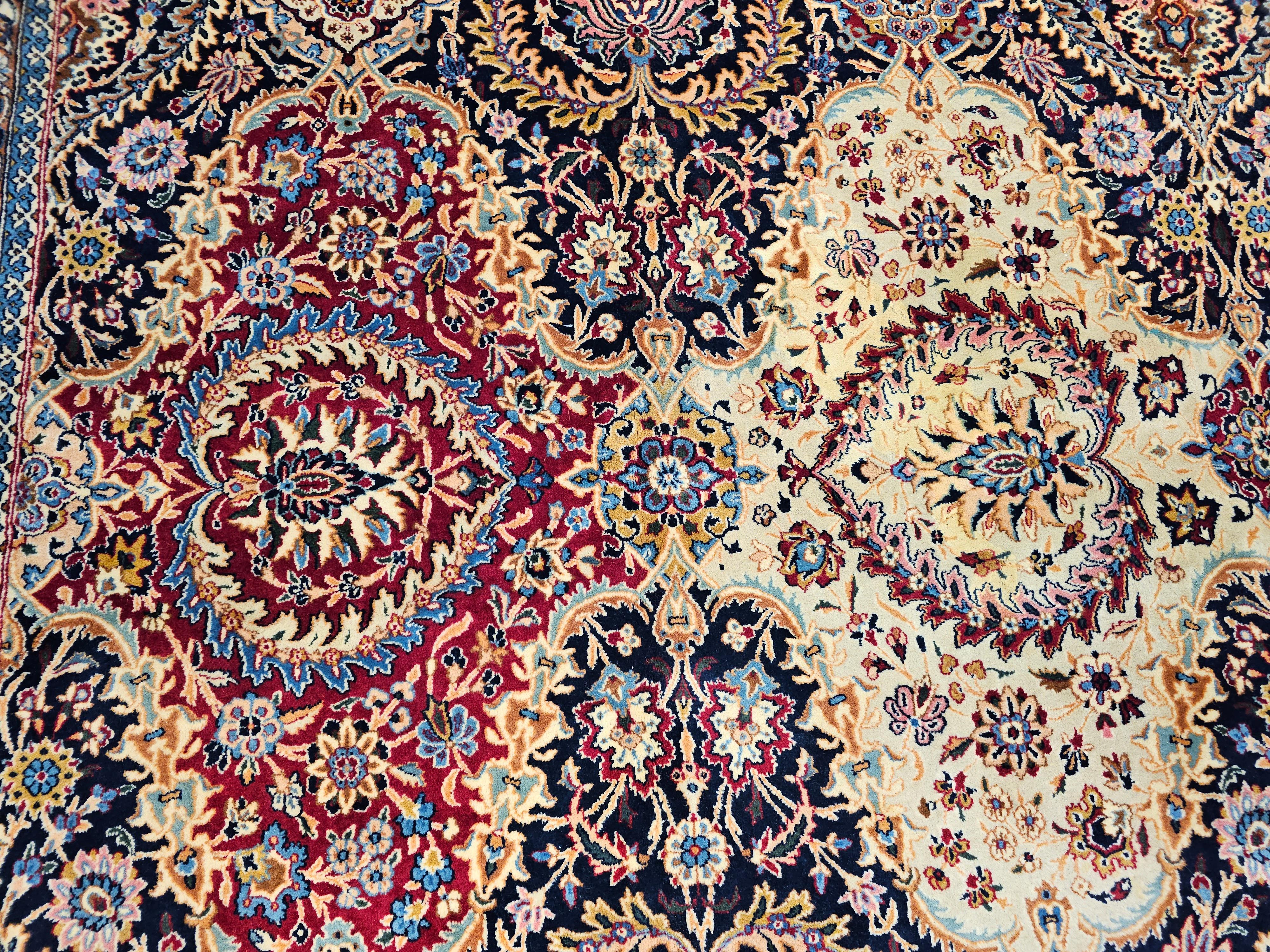 Tappeto persiano Kerman d'epoca a grandezza di palazzo con design floreale in rosso e blu. in vendita 2