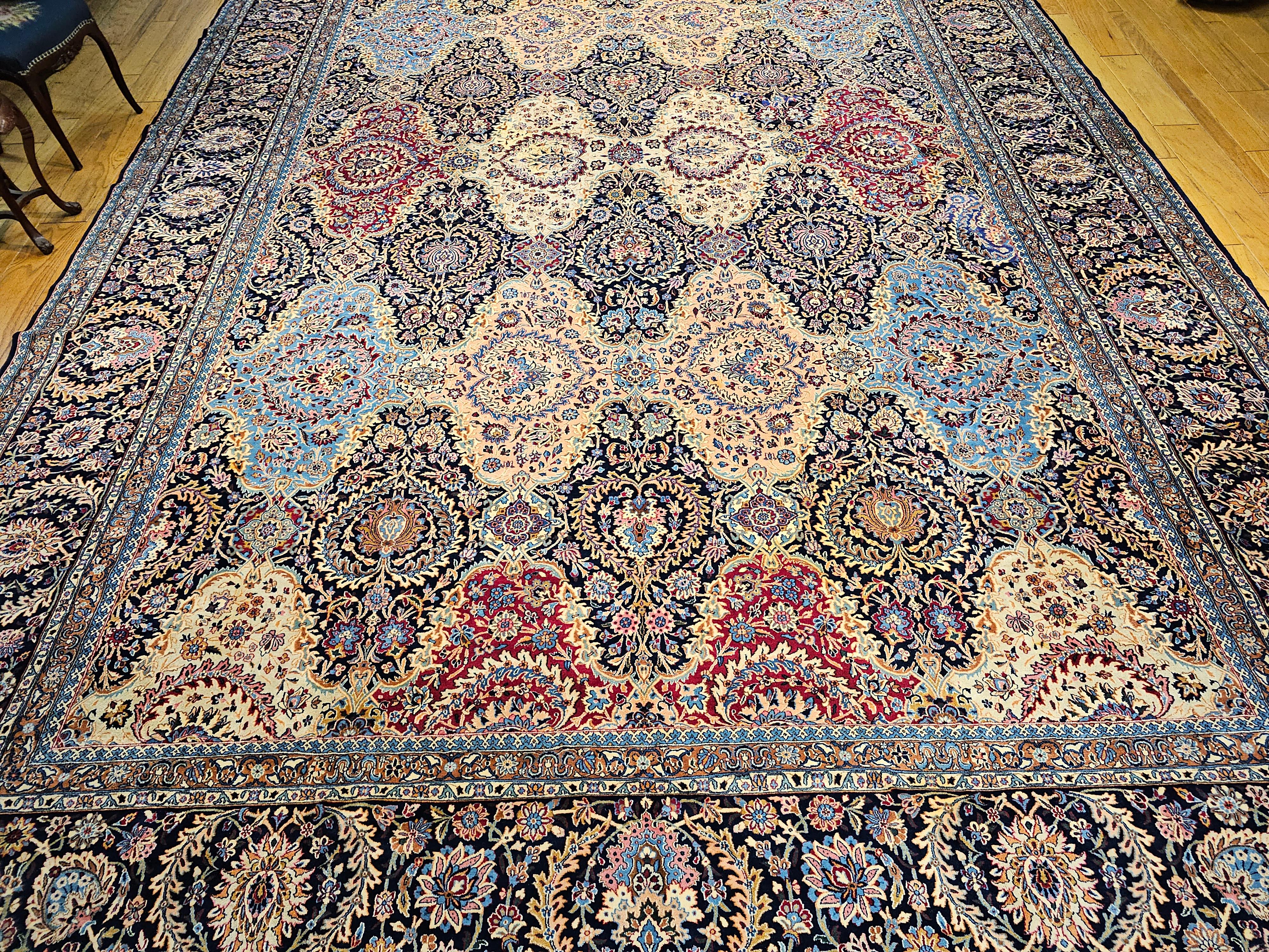 Tappeto persiano Kerman d'epoca a grandezza di palazzo con design floreale in rosso e blu. in vendita 6