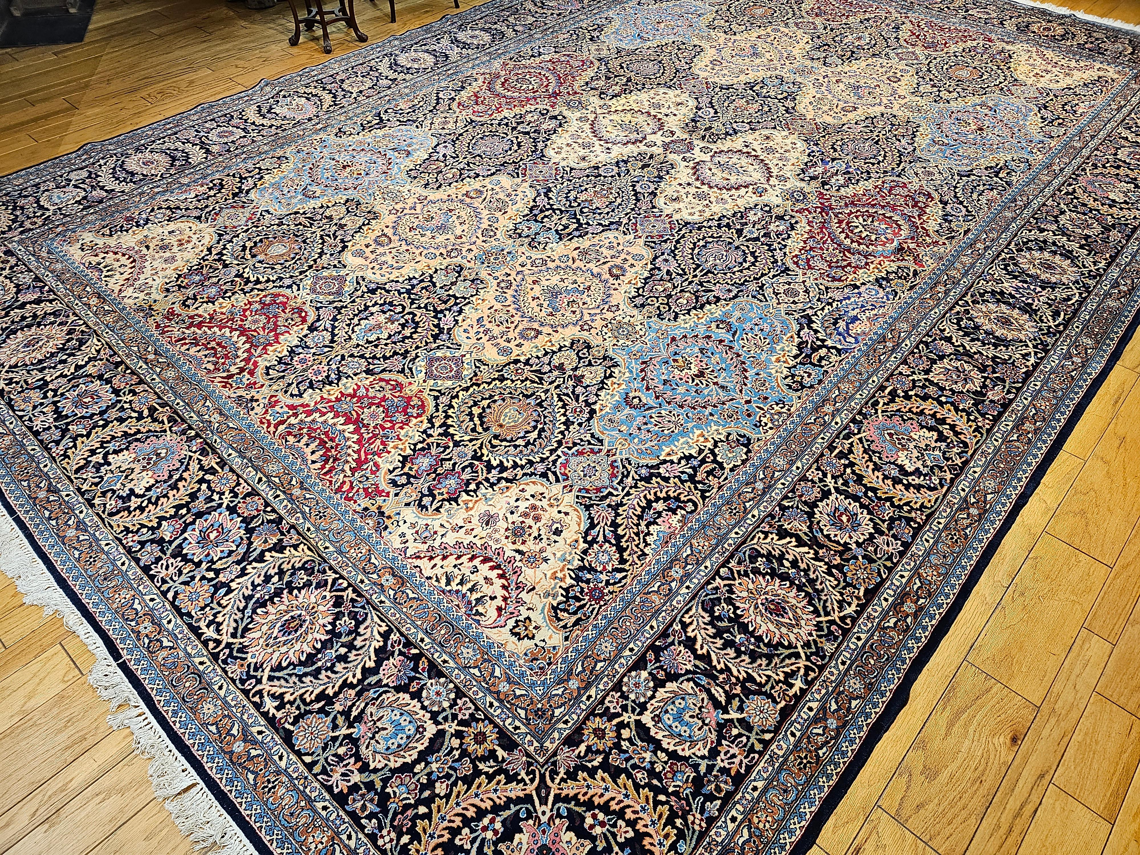 Tappeto persiano Kerman d'epoca a grandezza di palazzo con design floreale in rosso e blu. in vendita 5