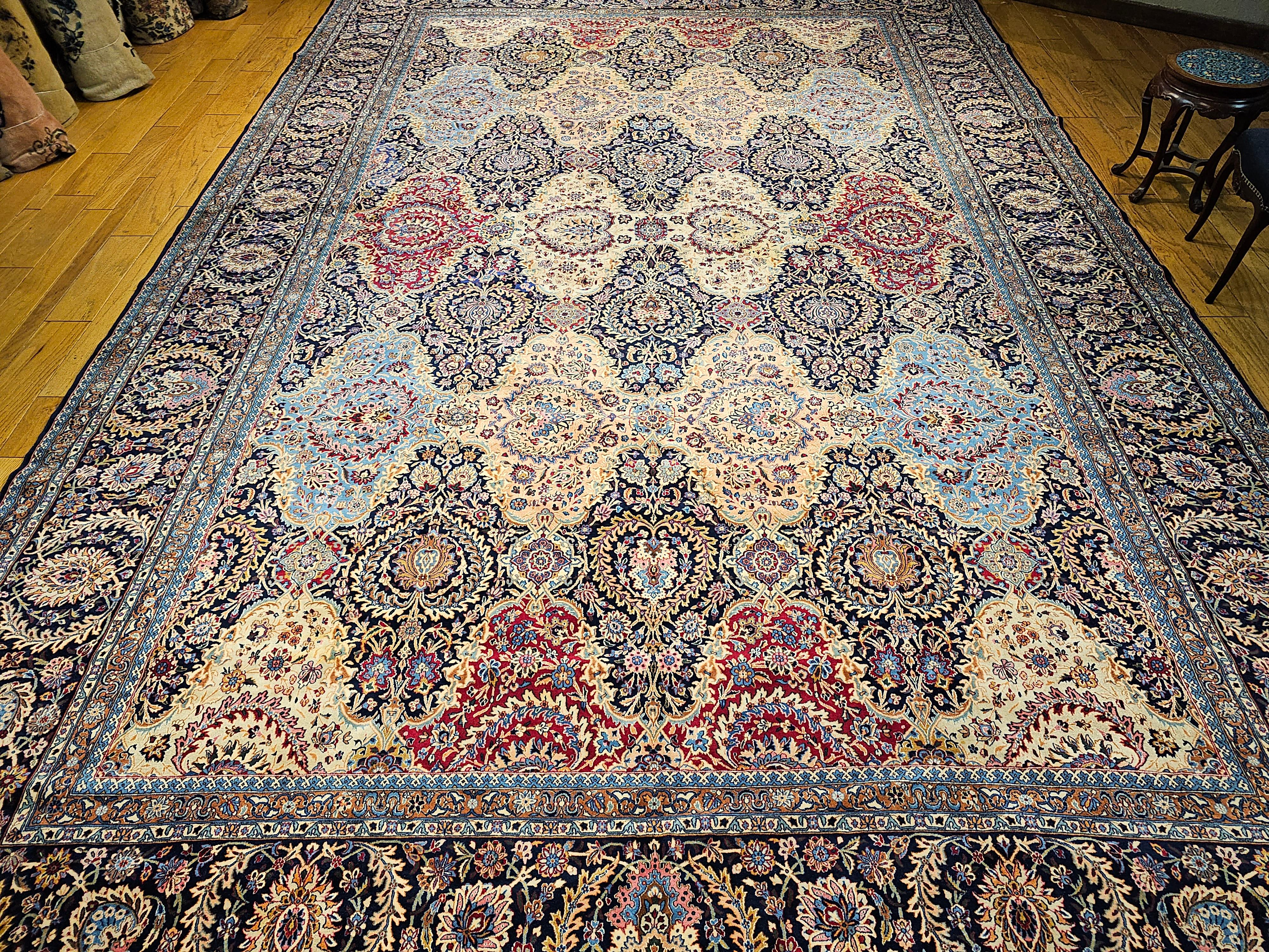 Tappeto persiano Kerman d'epoca a grandezza di palazzo con design floreale in rosso e blu. in vendita 10