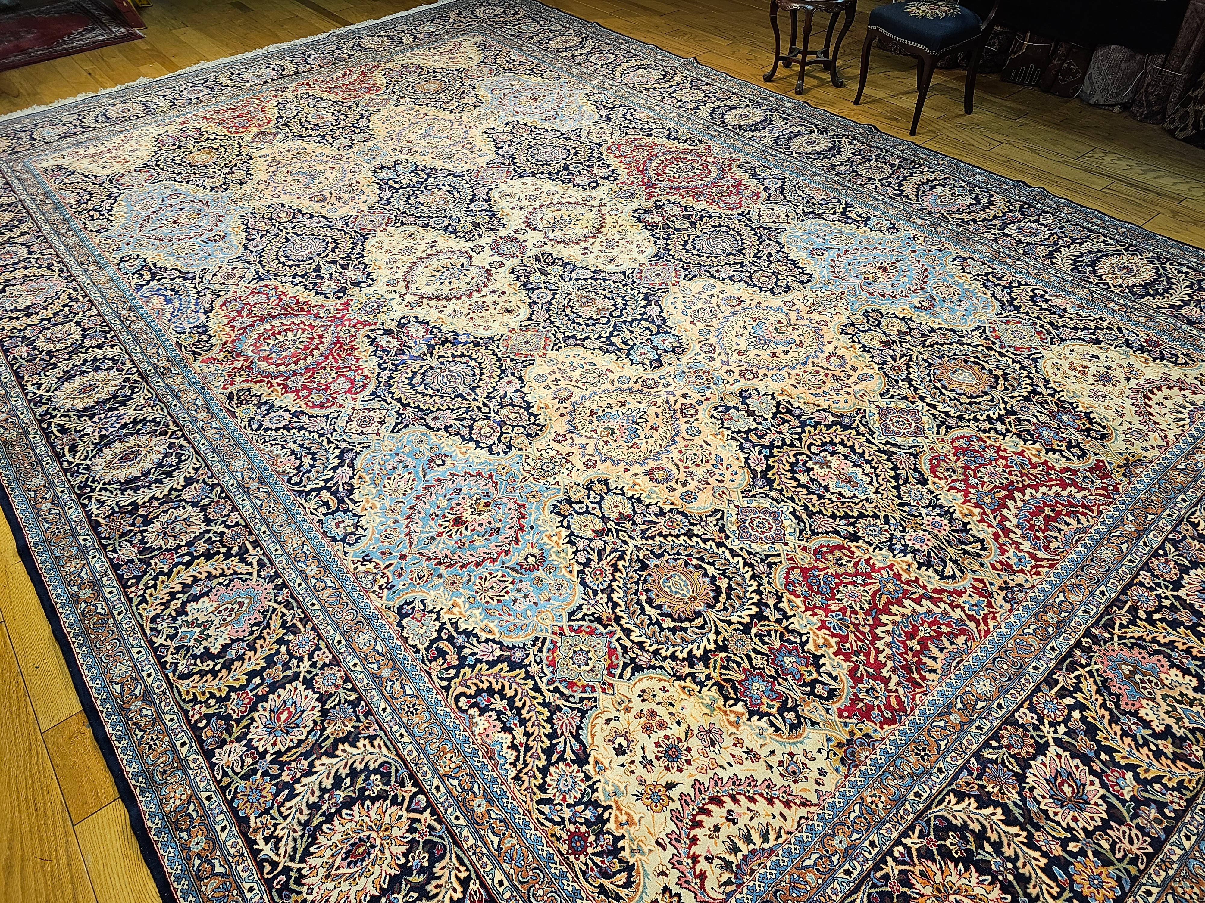 Tappeto persiano Kerman d'epoca a grandezza di palazzo con design floreale in rosso e blu. in vendita 11