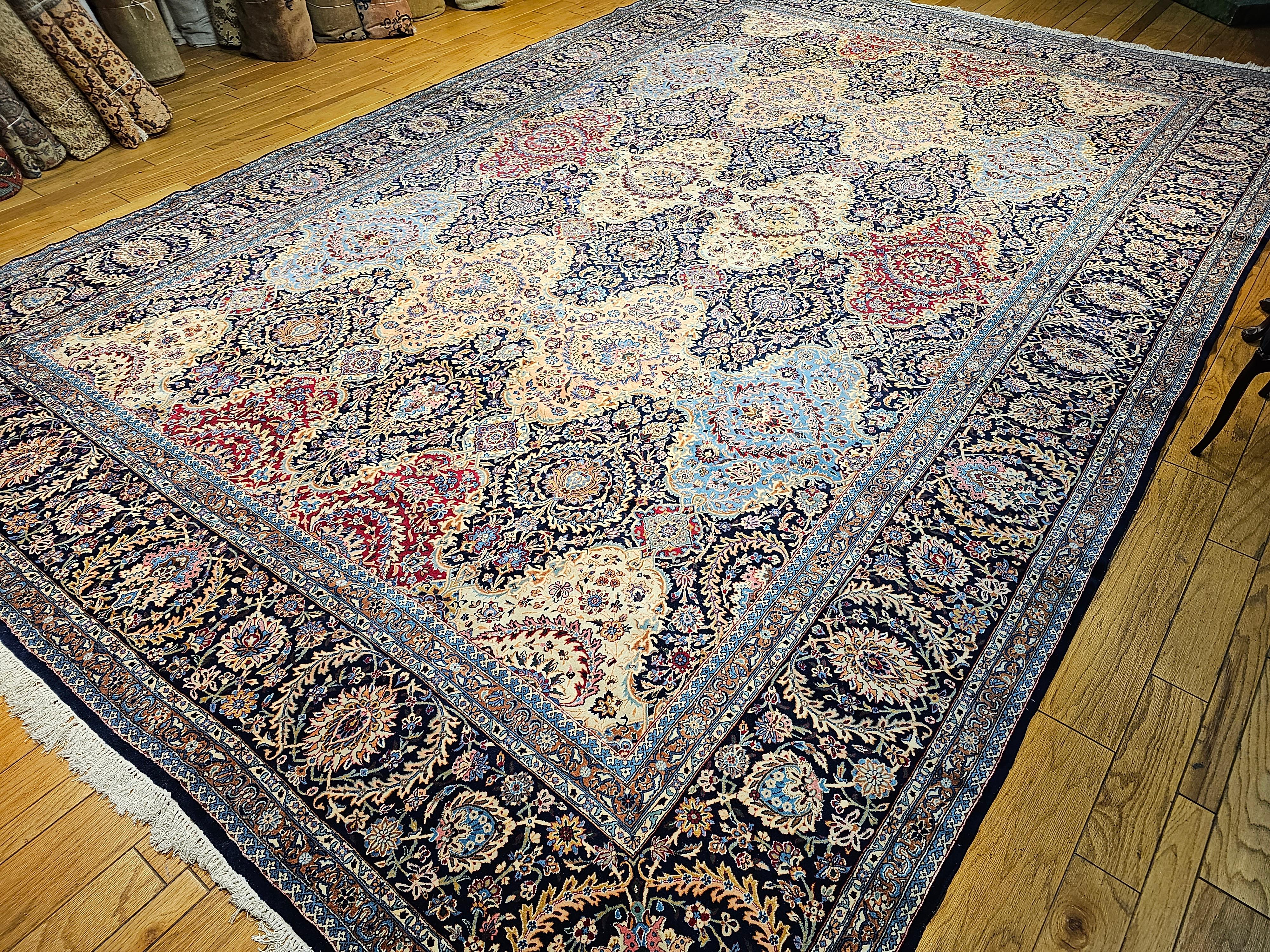 Tappeto persiano Kerman d'epoca a grandezza di palazzo con design floreale in rosso e blu. in vendita 9