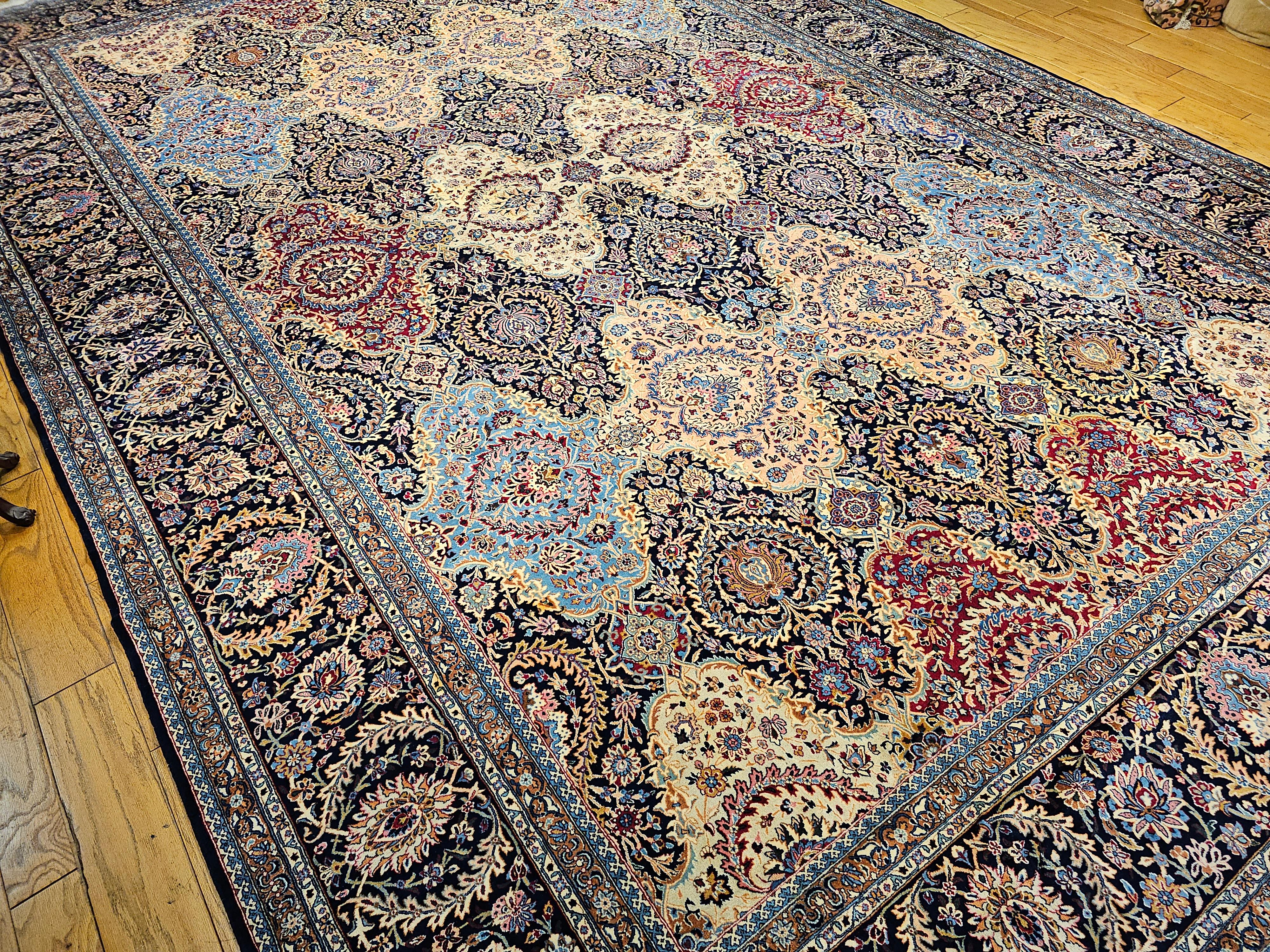 Tappeto persiano Kerman d'epoca a grandezza di palazzo con design floreale in rosso e blu. in vendita 7