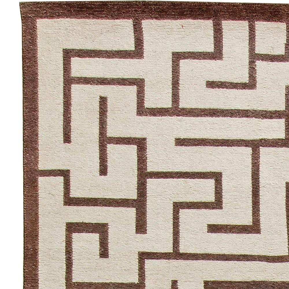 Contemporary rug. Size: 14' × 10'.
 