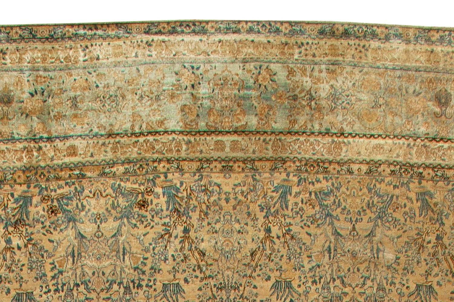 Antiker persischer Kirman-Handgefertigter Wollteppich im Zustand „Gut“ im Angebot in New York, NY