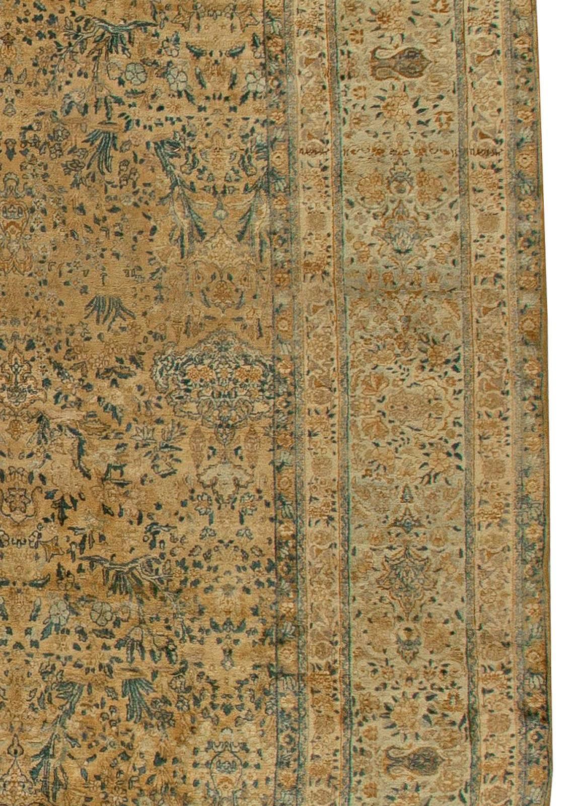 Antiker persischer Kirman-Handgefertigter Wollteppich (20. Jahrhundert) im Angebot