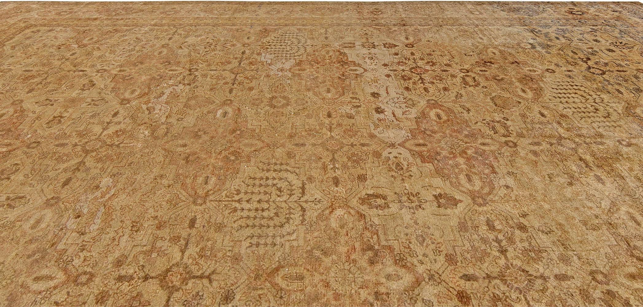 Antique Turkish Sivas Handmade Wool Rug In Good Condition For Sale In New York, NY