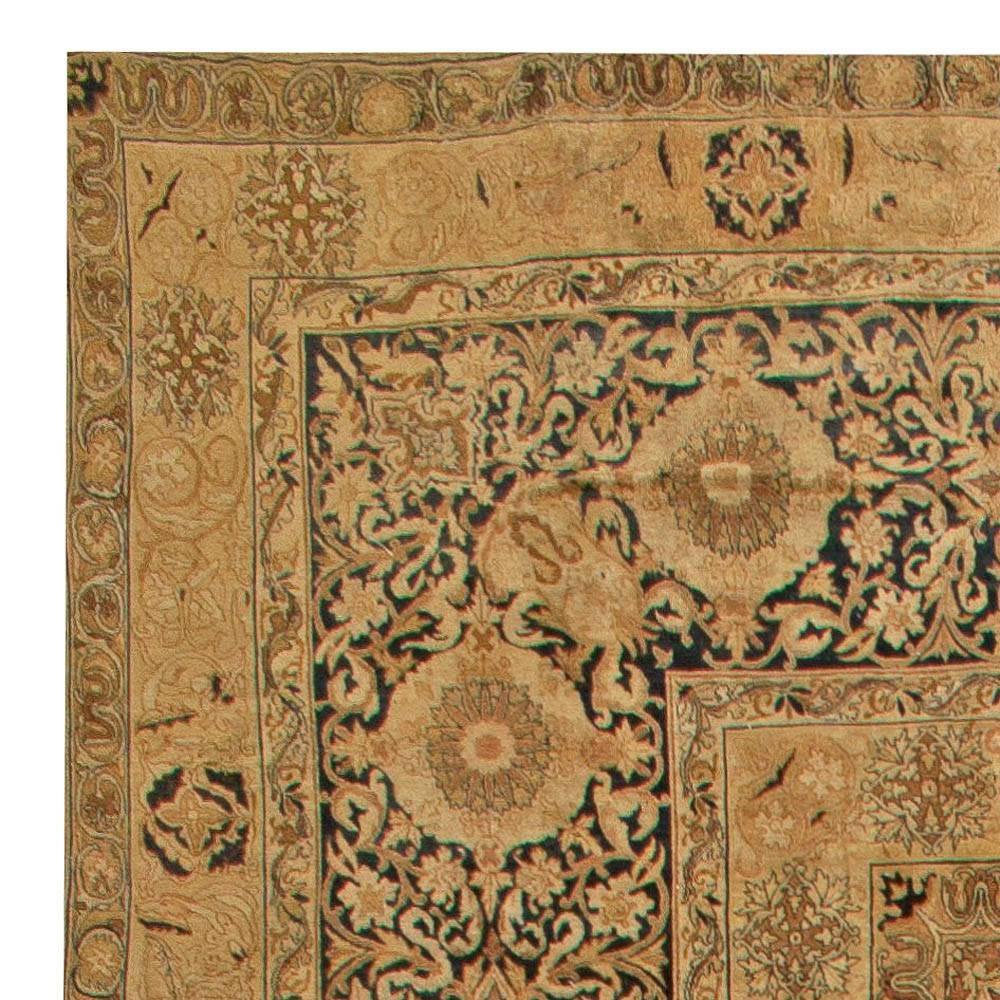 20ième siècle Tapis Kirman persan ancien surdimensionné Doris Leslie Blau fait à la main en vente
