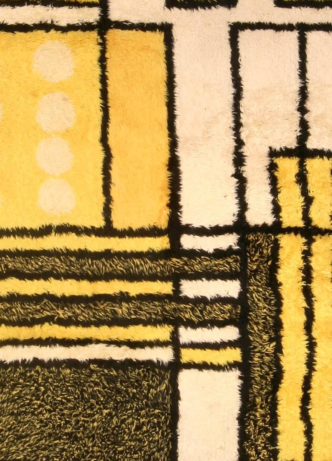 Yellow vintage modernist rug
Size: 12'2