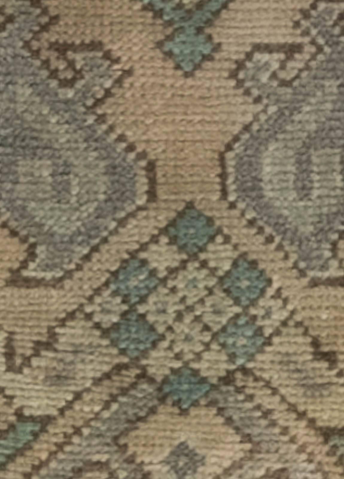 Antique Oushak rug 'Fragment'
Size: 2'5