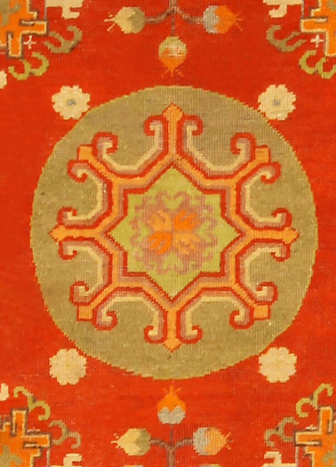 Vintage Khotan 'Samarkand' red handmade wool rug
Size: 4'2