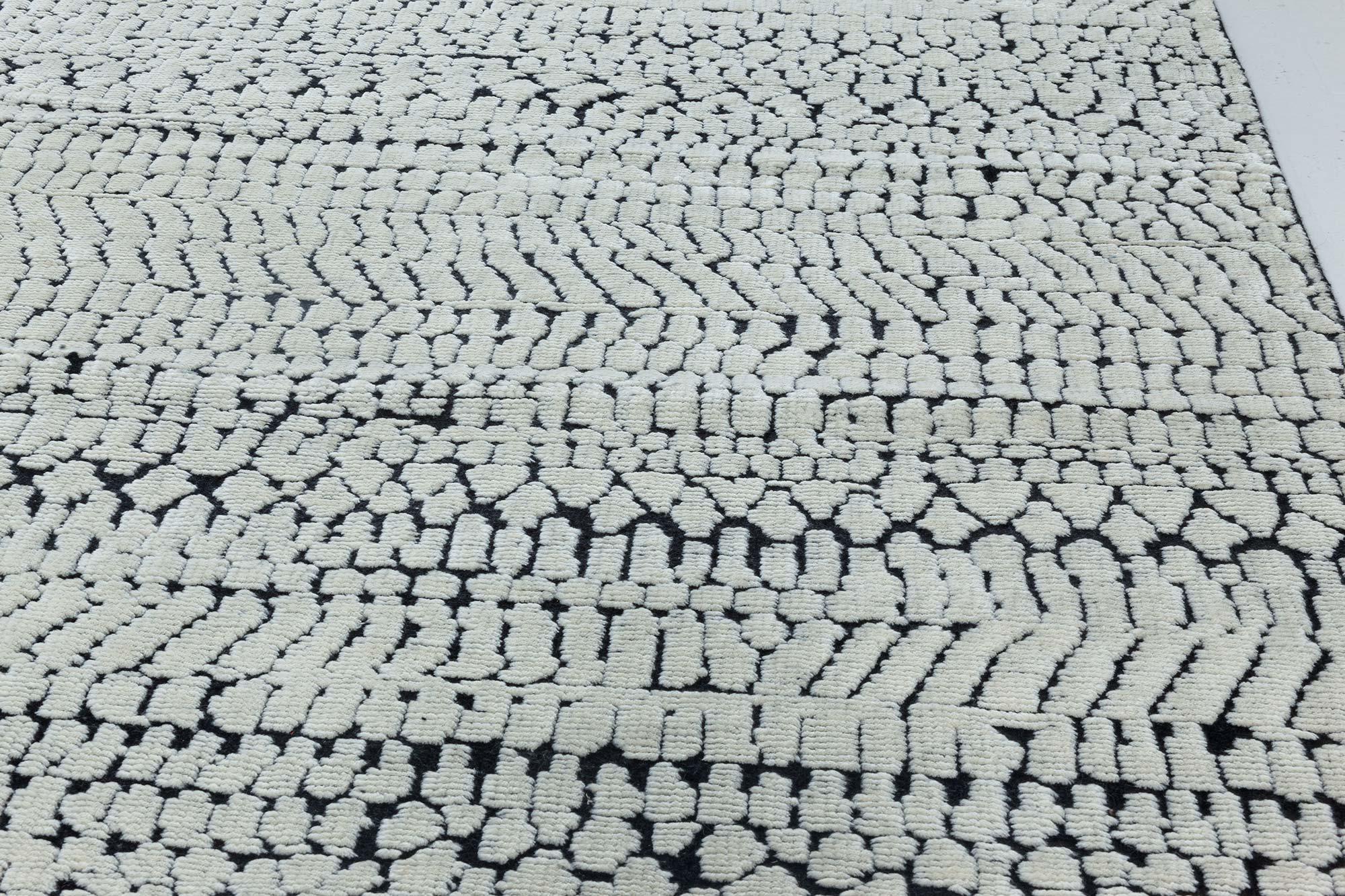 Moderno Tappeto contemporaneo 'Society' in lana fatta a mano in bianco e nero di Doris White Blau in vendita