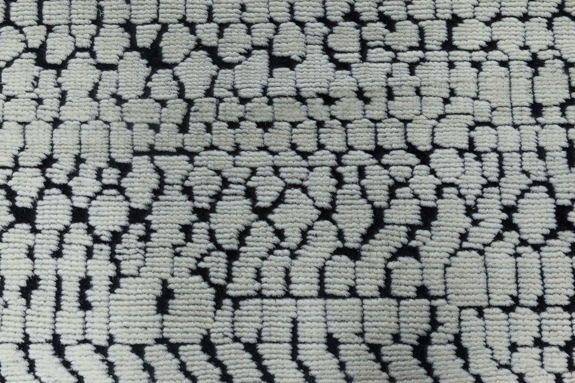 Indiano Tappeto contemporaneo 'Society' in lana fatta a mano in bianco e nero di Doris White Blau in vendita