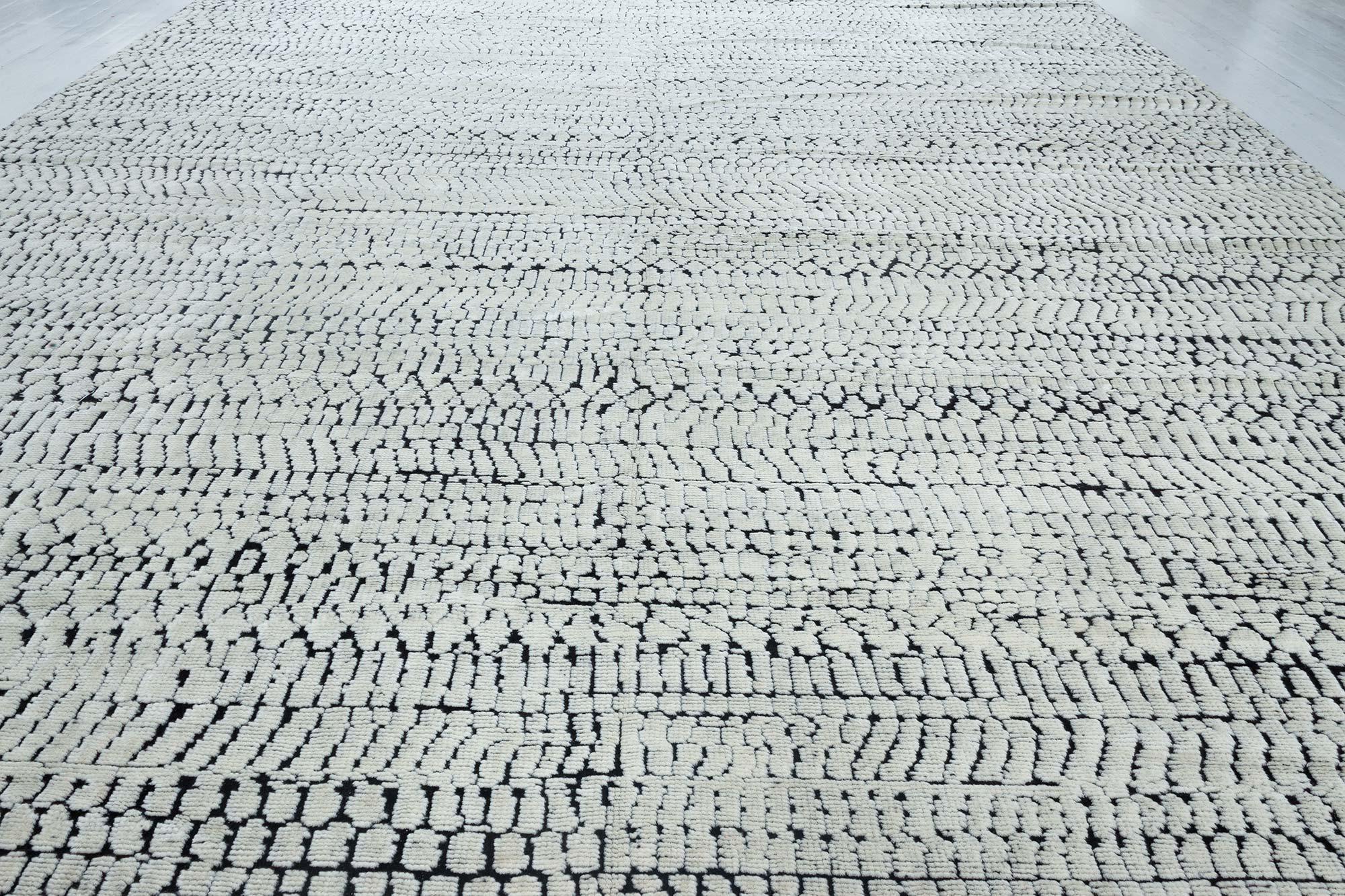 Annodato a mano Tappeto contemporaneo 'Society' in lana fatta a mano in bianco e nero di Doris White Blau in vendita