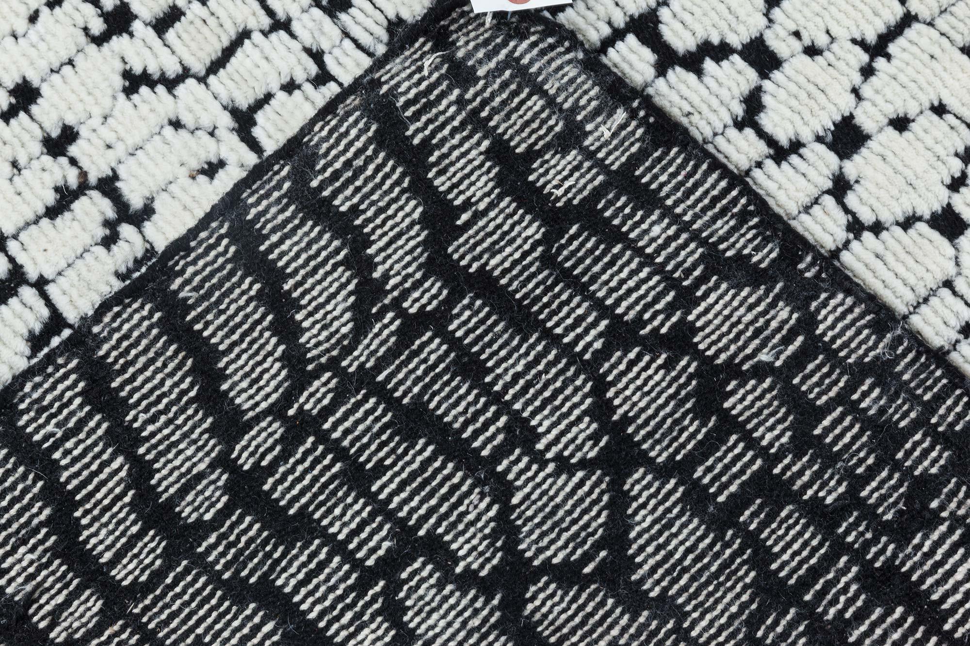XXI secolo e contemporaneo Tappeto contemporaneo 'Society' in lana fatta a mano in bianco e nero di Doris White Blau in vendita