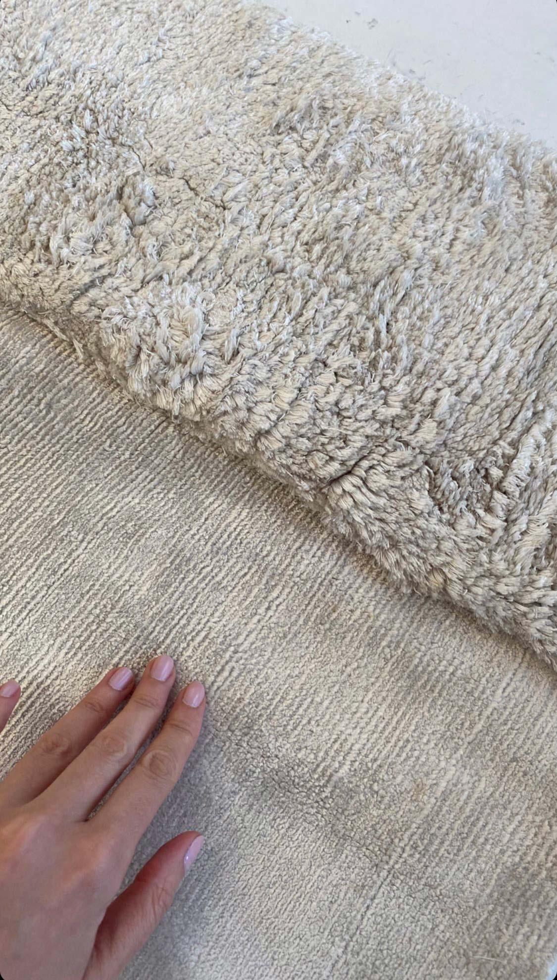 Moderno Tappeto contemporaneo in seta grigio argento di Doris Leslie Blau in vendita