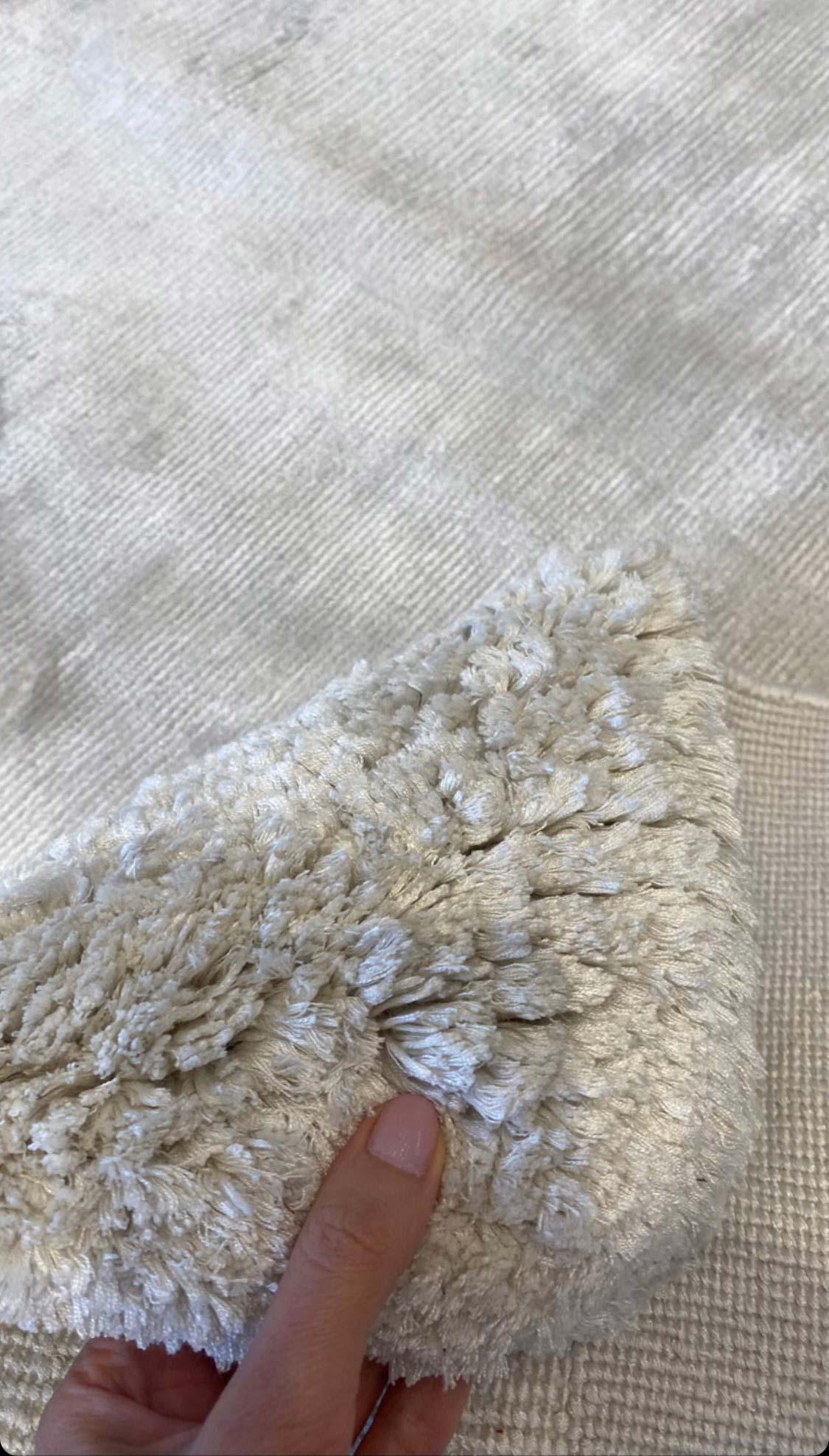 Indiano Tappeto contemporaneo in seta grigio argento di Doris Leslie Blau in vendita