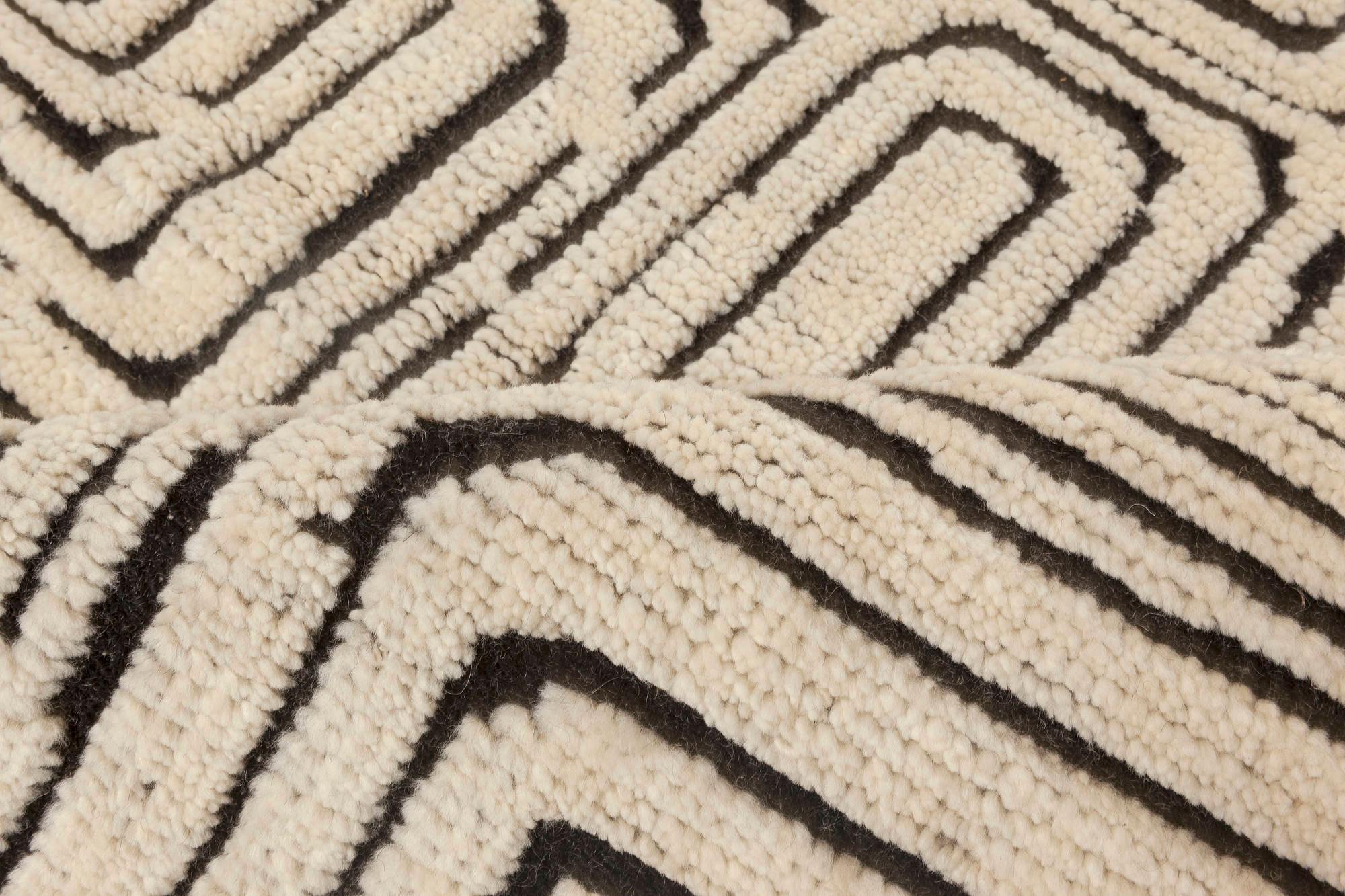 Moderner Quagmire schwarz-weißer geometrischer Wollteppich von Doris Leslie Blau
Maße: Größe: 13'4