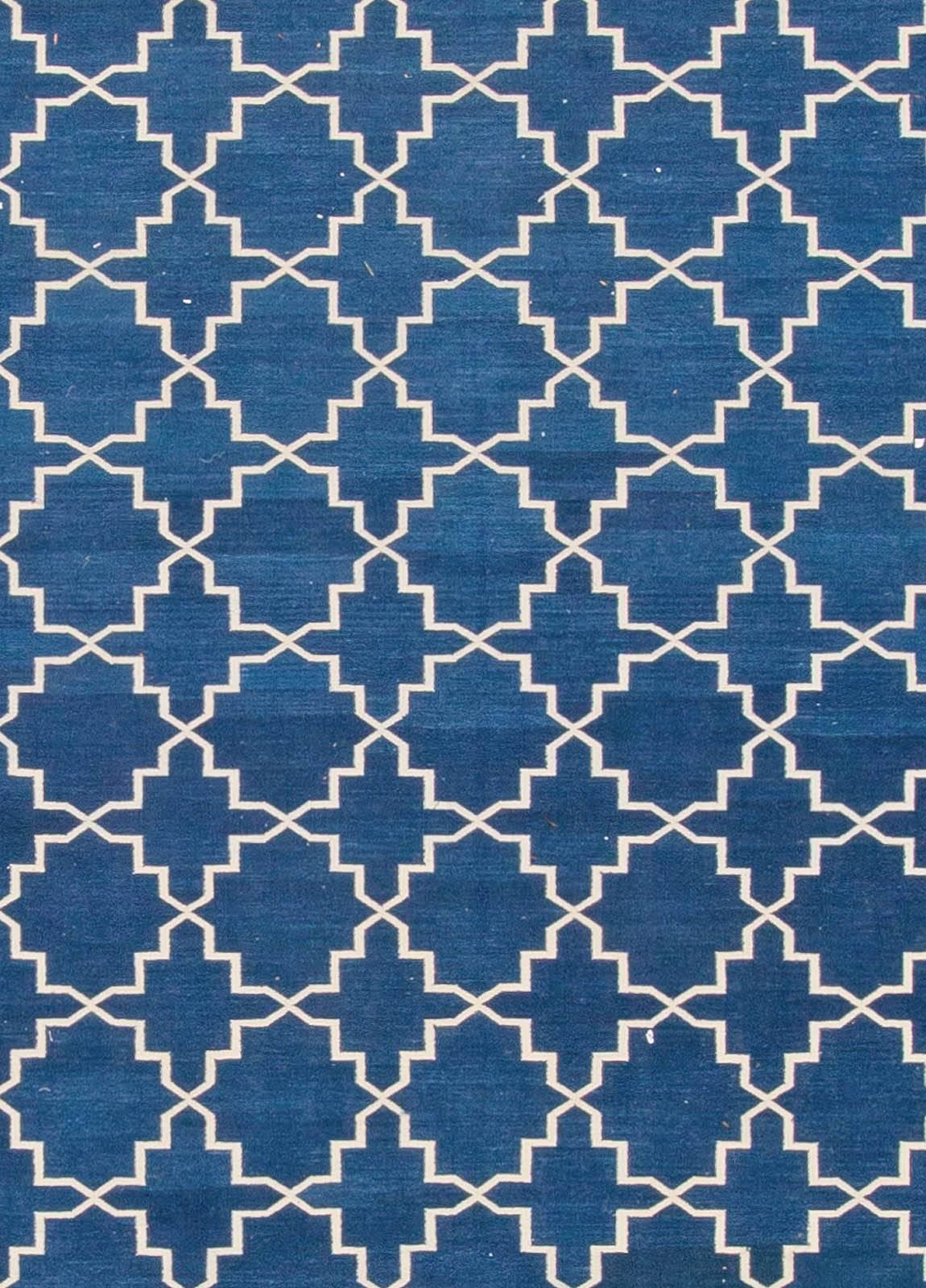 Zeitgenössischer indischer Dhurrie-Teppich in Blau und Weiß, handgefertigt von Doris Leslie Blau
Größe: 13'0