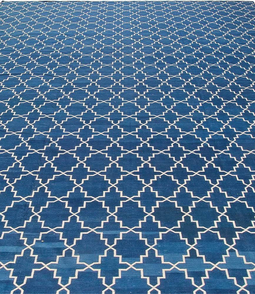 Zeitgenössischer indischer Dhurrie-Teppich in Blau und Weiß von Doris Leslie Blau (Moderne) im Angebot