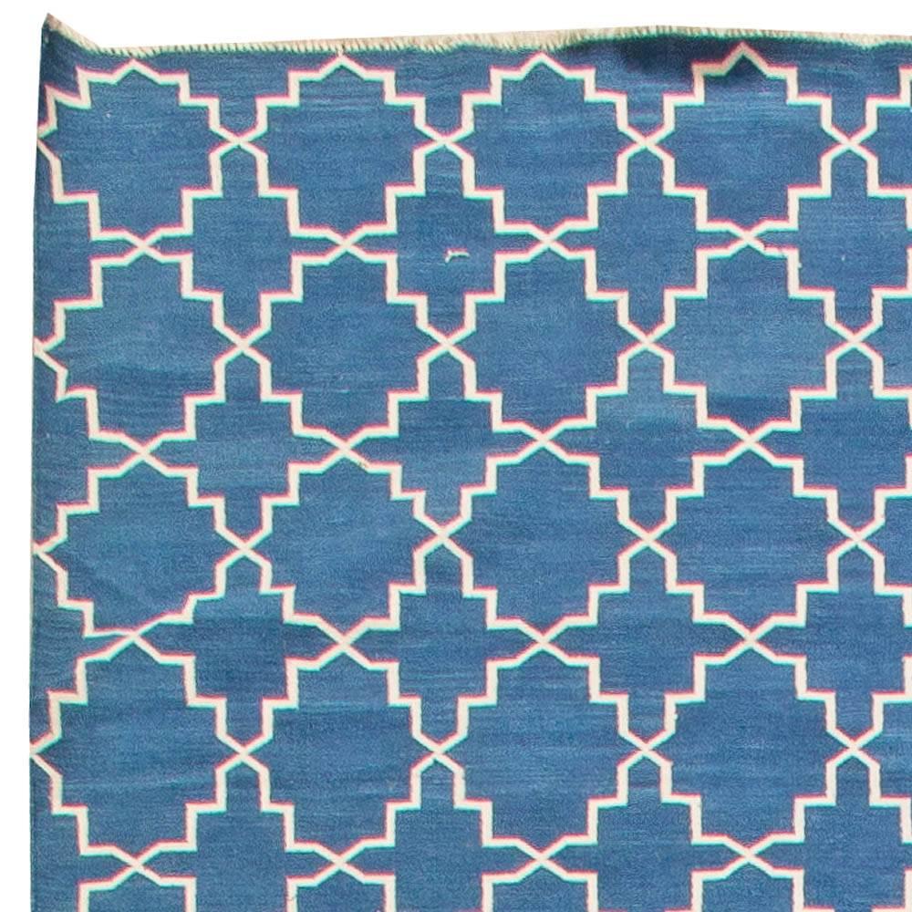 Zeitgenössischer indischer Dhurrie-Teppich in Blau und Weiß von Doris Leslie Blau (Handgewebt) im Angebot