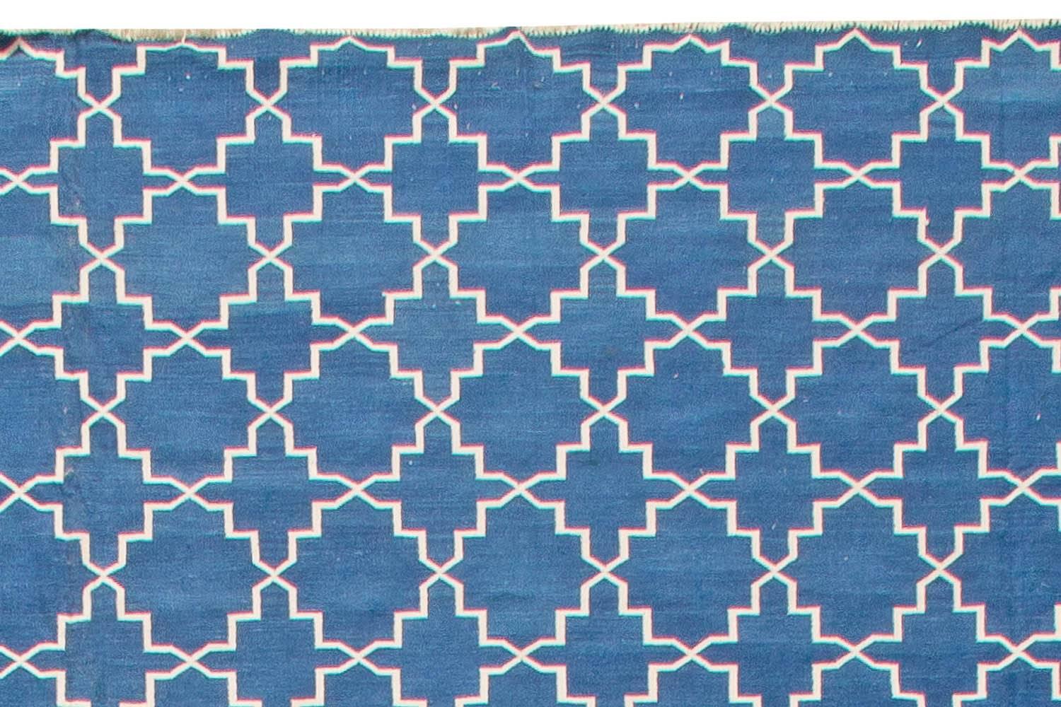Zeitgenössischer indischer Dhurrie-Teppich in Blau und Weiß von Doris Leslie Blau im Zustand „Neu“ im Angebot in New York, NY