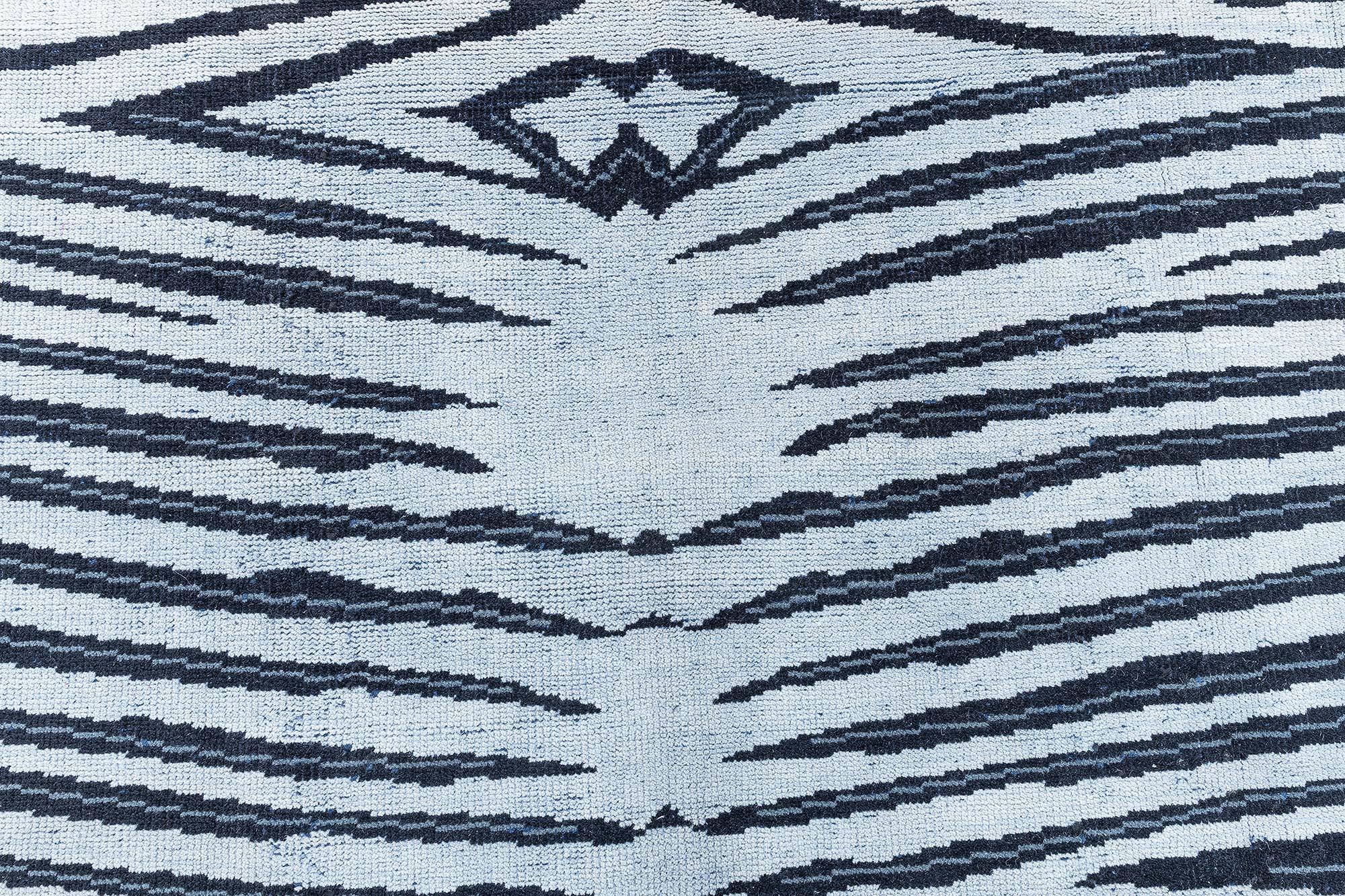 Moderno Tappeto moderno in lana con disegno di pelle di animale di Zebra in nero e blu di Doris Leslie Blau in vendita