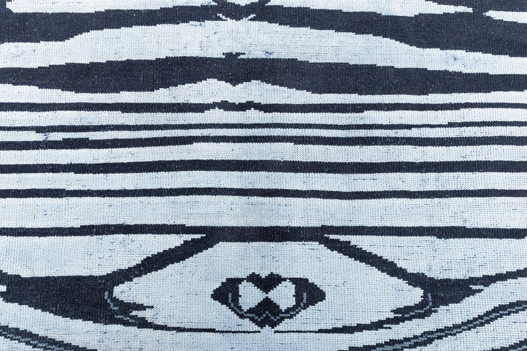 Indiano Tappeto moderno in lana con disegno di pelle di animale di Zebra in nero e blu di Doris Leslie Blau in vendita