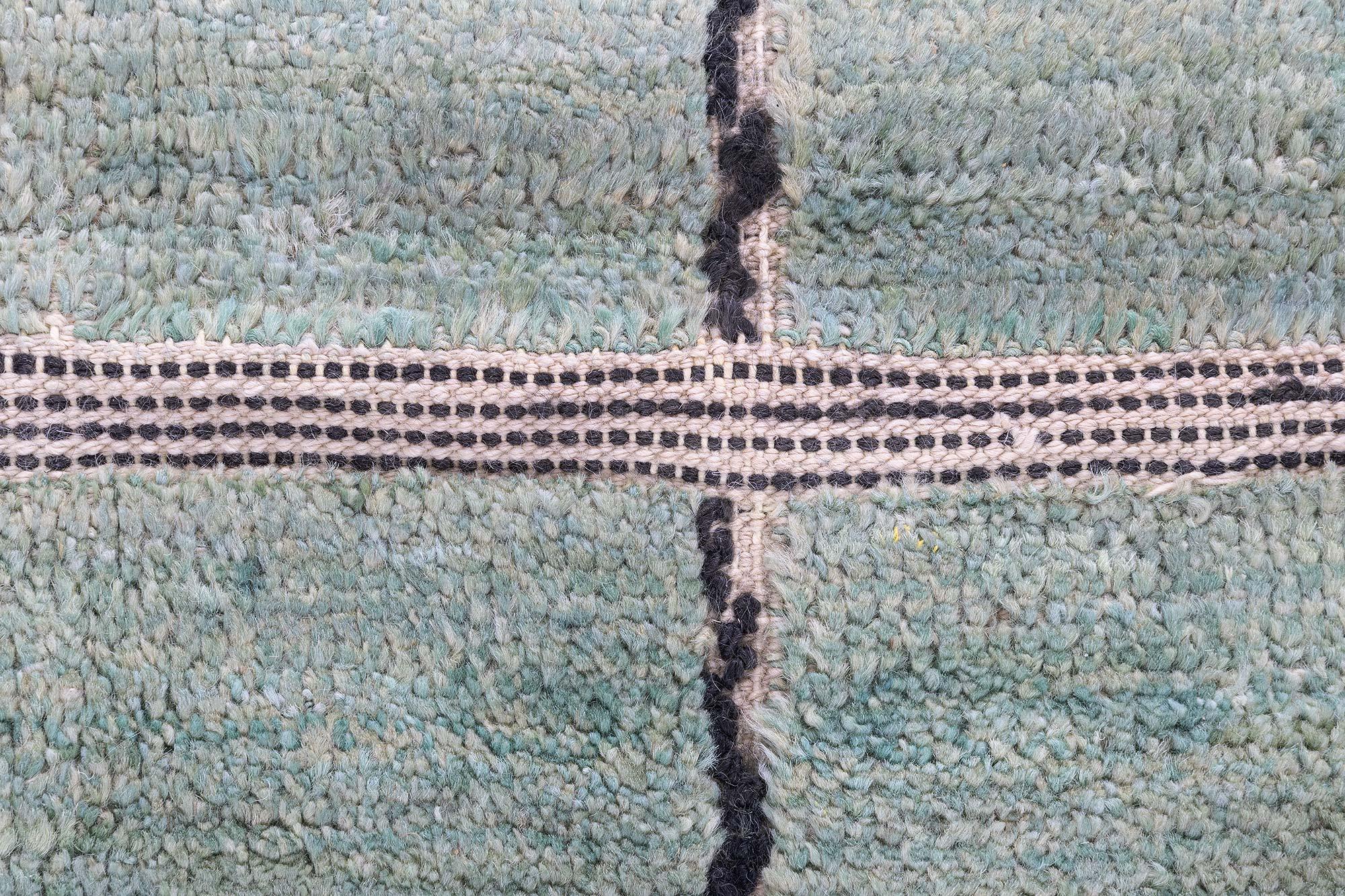 Moderner schwedischer Halbflorteppich mit geometrischem Gitterdesign von Doris Leslie Blau (Skandinavische Moderne) im Angebot