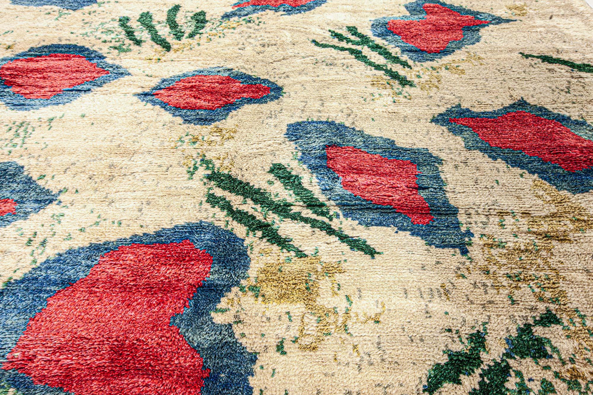 Handgefertigter fröhlicher Teppich von Doris Leslie Blau.
Größe: 10'2