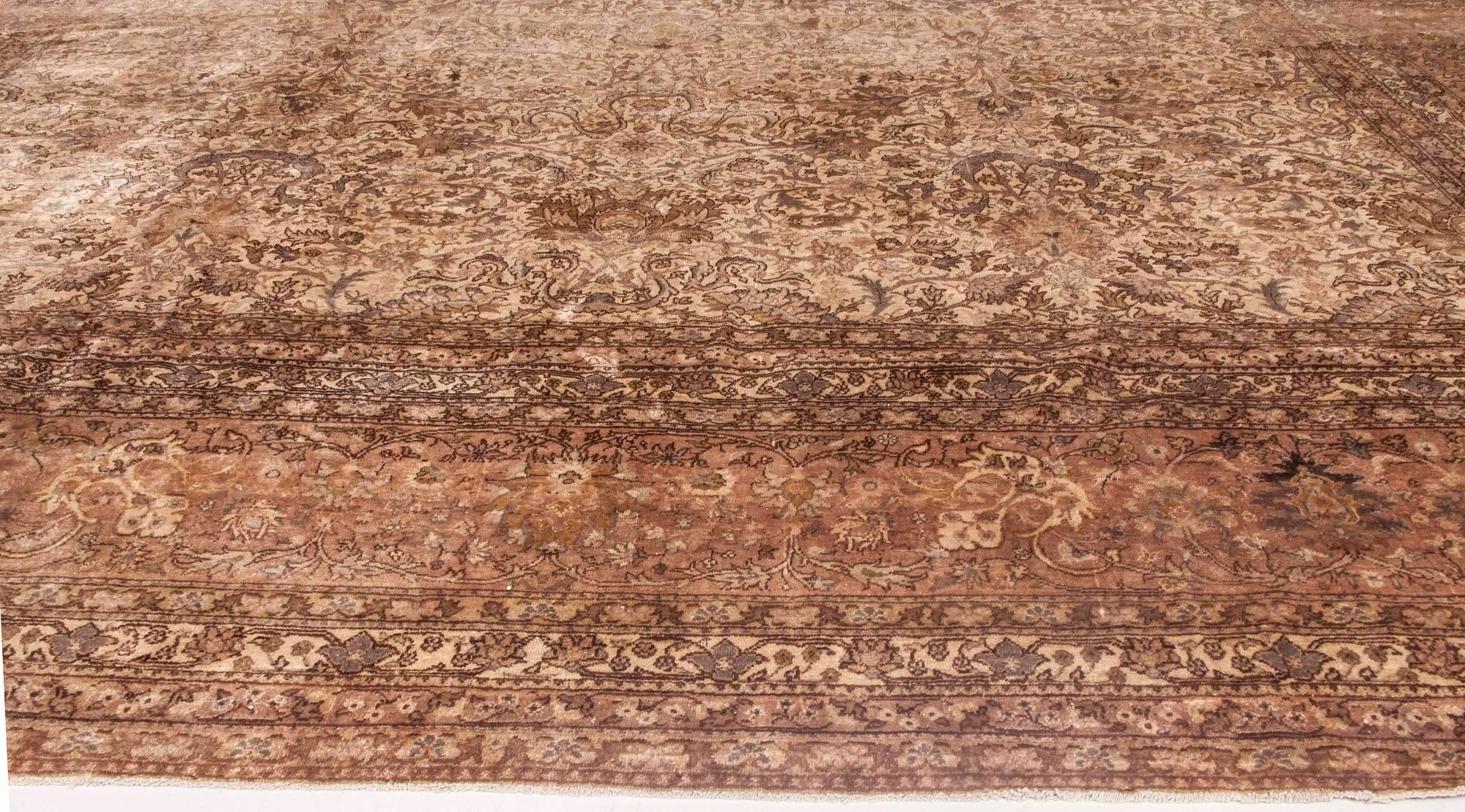 Antique Turkish Sivas Hand Knotted Wool Rug In Good Condition For Sale In New York, NY