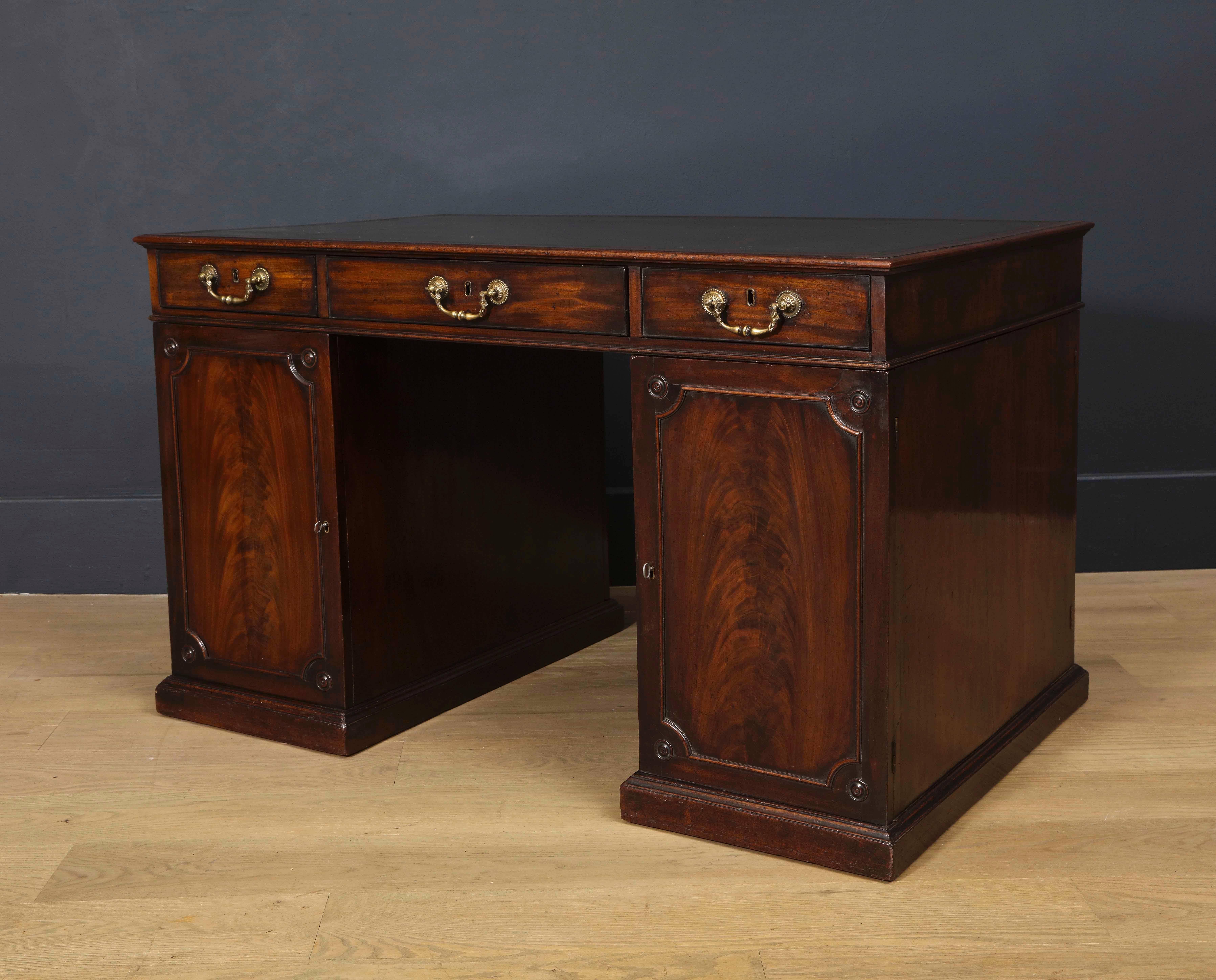 Great Britain (UK) 18th Century Chippendale Mahogany Partners Desk For Sale