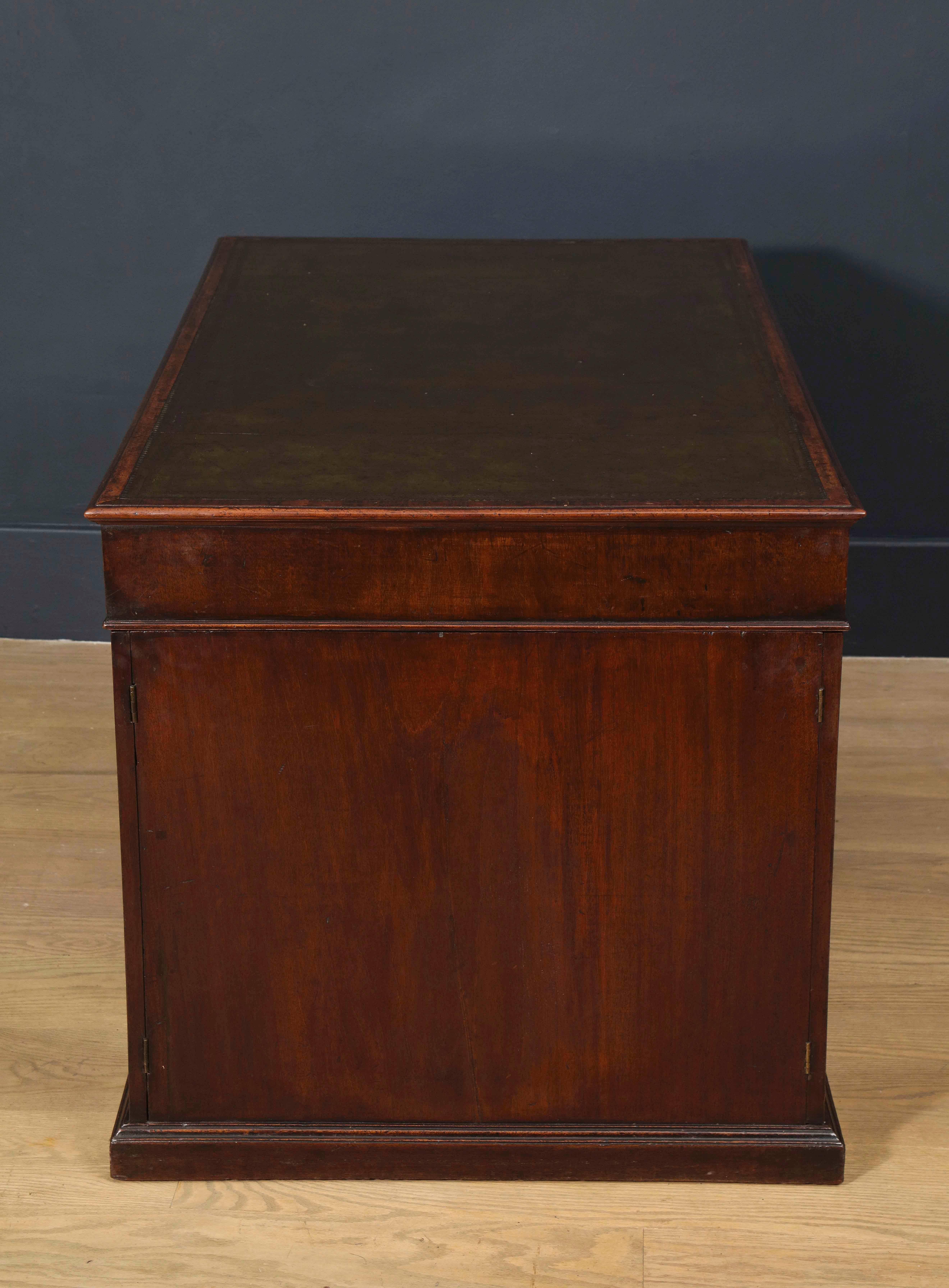 18th Century Chippendale Mahogany Partners Desk In Good Condition For Sale In Long Island City, NY