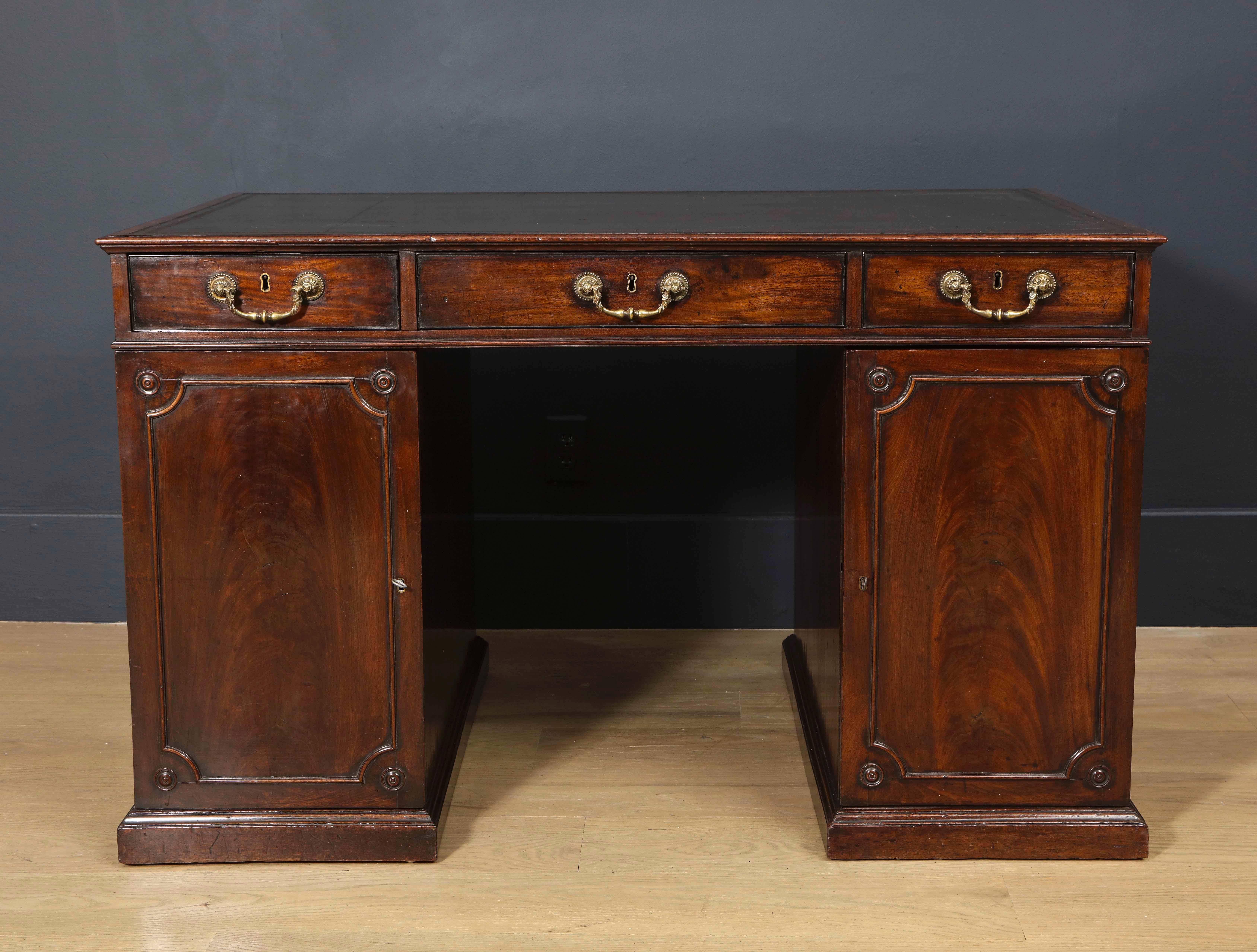 18th Century Chippendale Mahogany Partners Desk For Sale 2