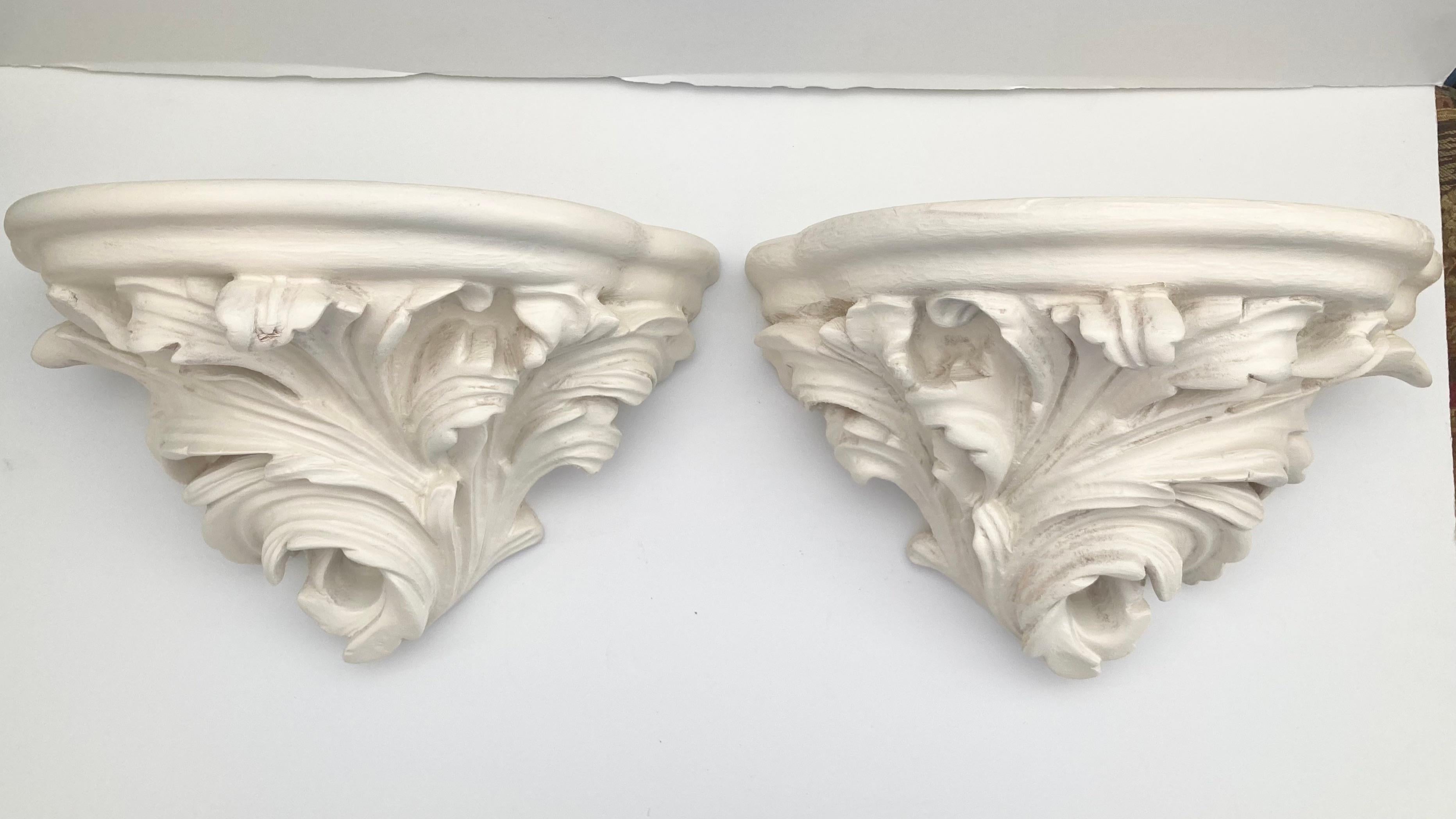 Les supports de feuilles d'acanthe de Michael Taylor à gauche et à droite. Une véritable paire dans une finition peinte lavée ivoire. Les détails sont magnifiques et la finition donne un style à la Serge Roche. Ils sont d'époque et ont une belle