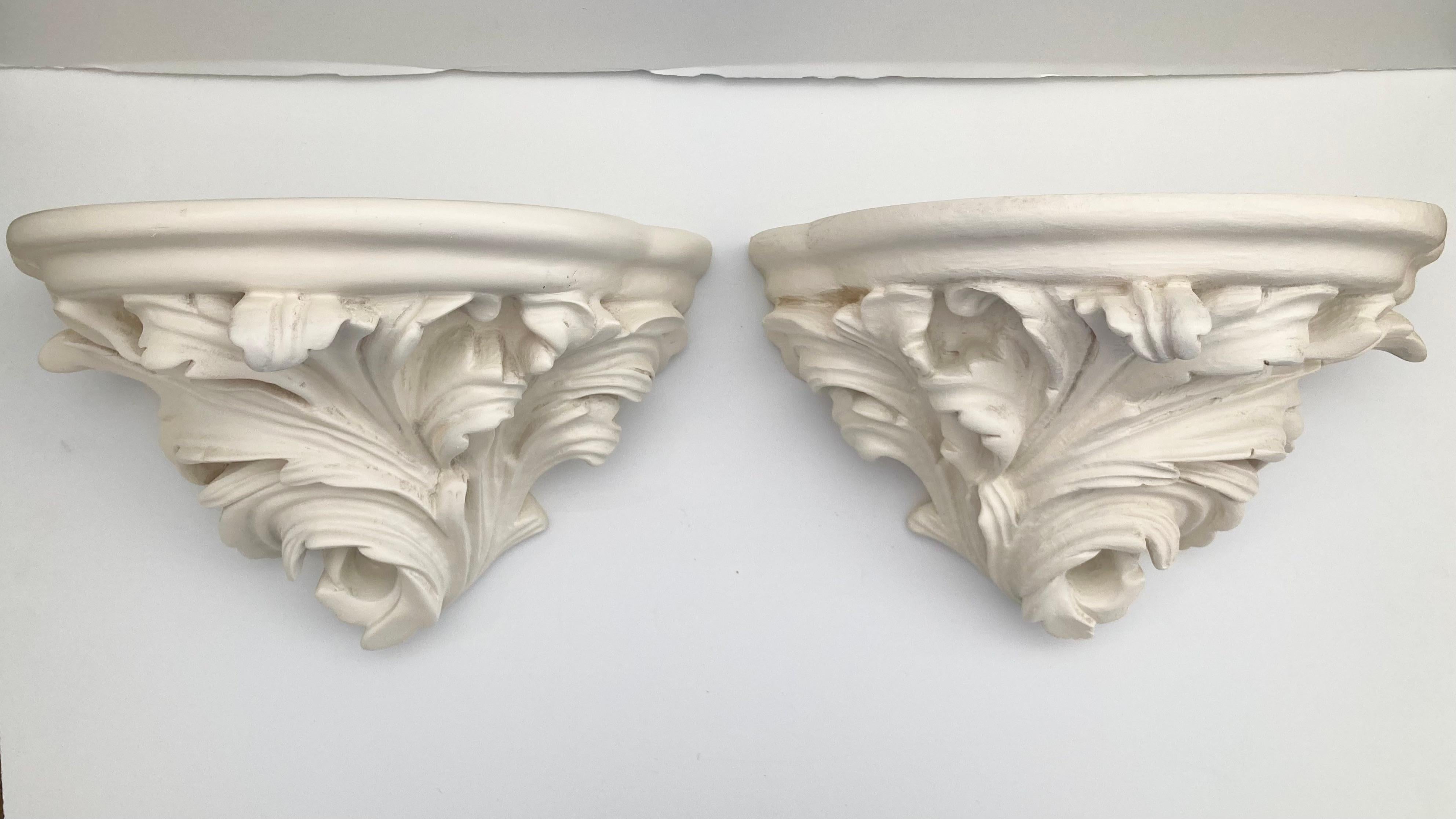 Staffe con foglie d'acanto di Michael Taylor a sinistra e a destra. Una vera coppia con finitura verniciata color avorio. Gli splendidi dettagli e la finitura conferiscono uno stile alla Serge Roche. Sono vintage e hanno una bella finitura