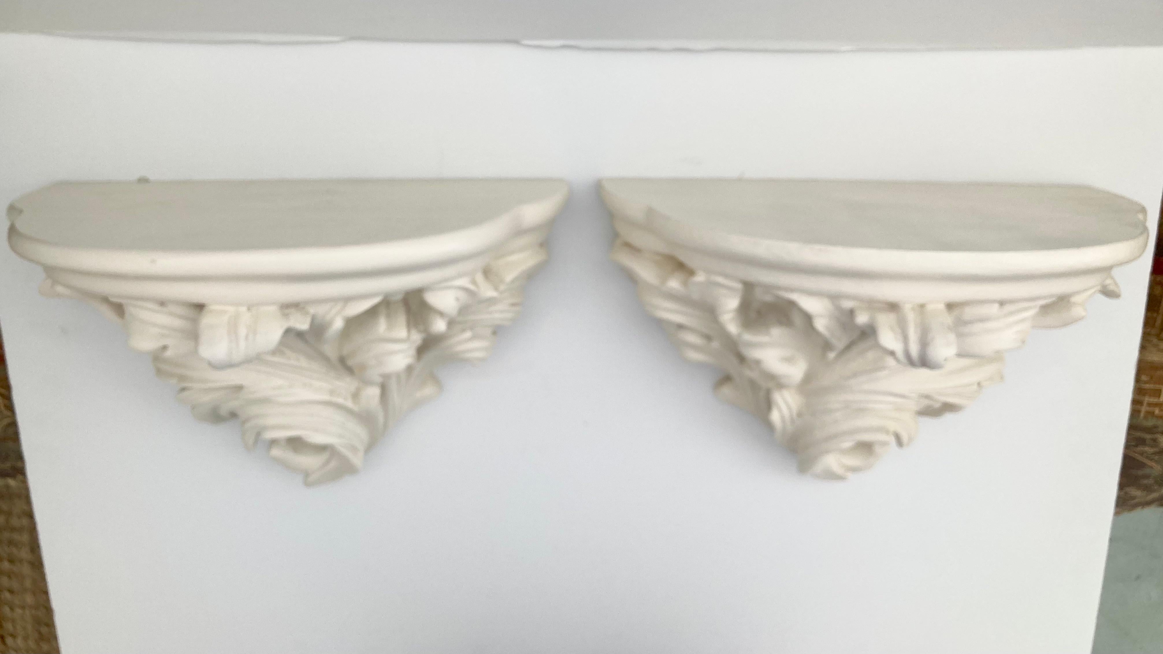 Legno Michael Taylor: mensole con foglie d'acanto in finitura avorio lavato, una coppia #2 in vendita