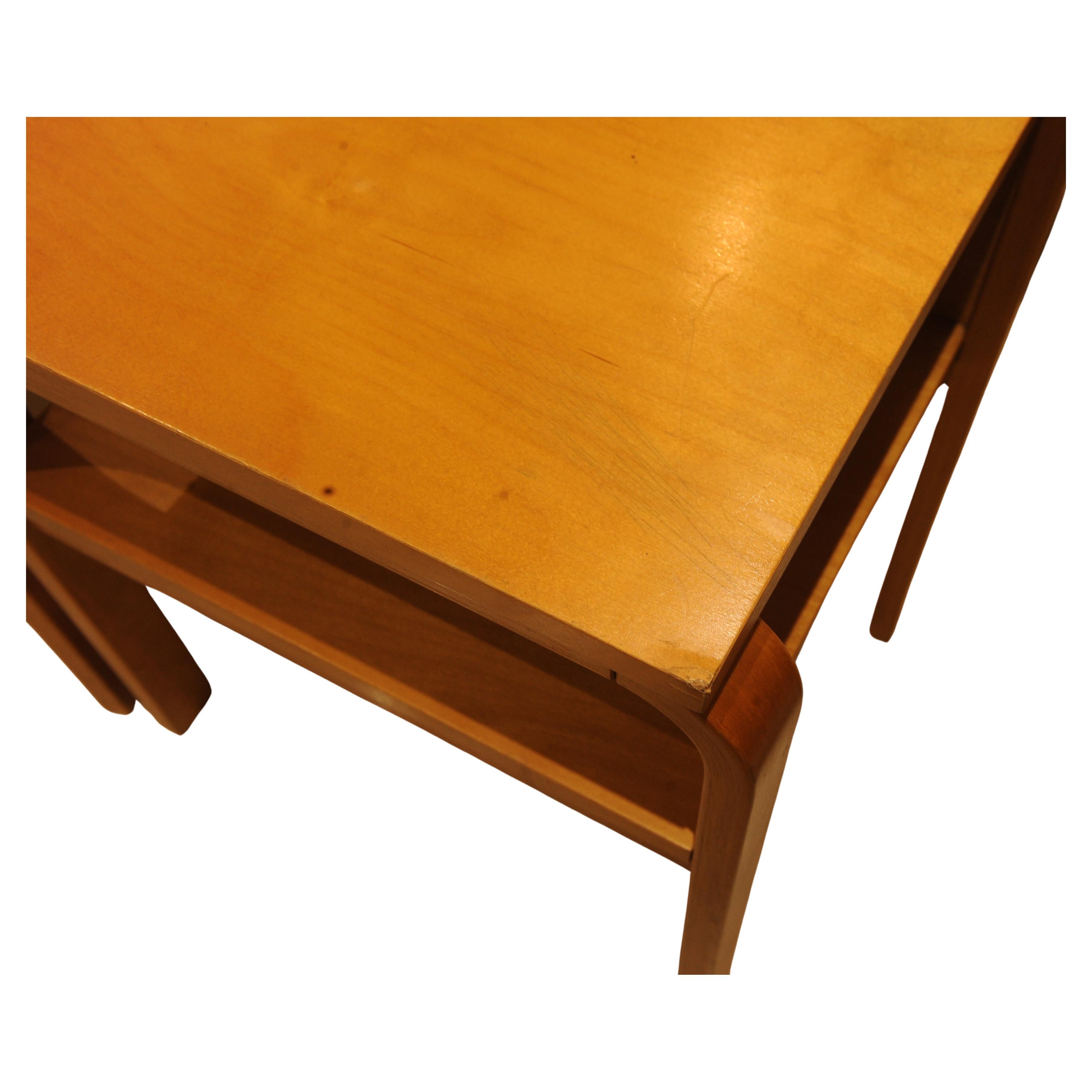 Ein schönes Paar original Isku Oy of Finland, Scandinavian Modern, gebogenes Sperrholz Birke Nachttische mit Maker's Labels 1980s. Im Stil von Alvar Aalto.

Wir lassen uns von den finnischen Wäldern inspirieren, von reinen Rohstoffen und