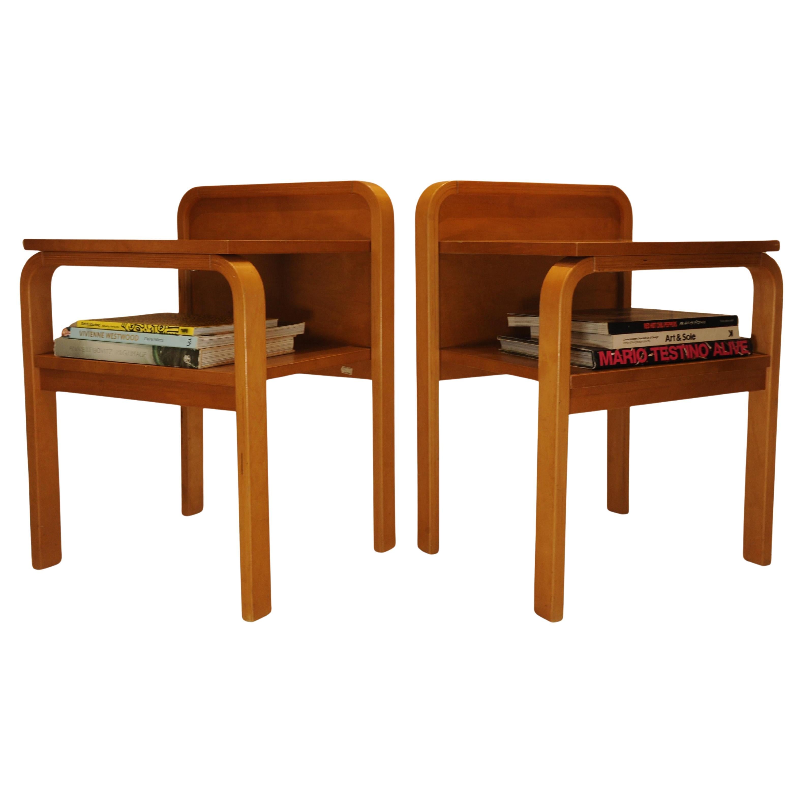 Paar Mid Century Modern Isku of Finland Nachttische aus gebogenem Birkensperrholz, 1980er Jahre im Angebot