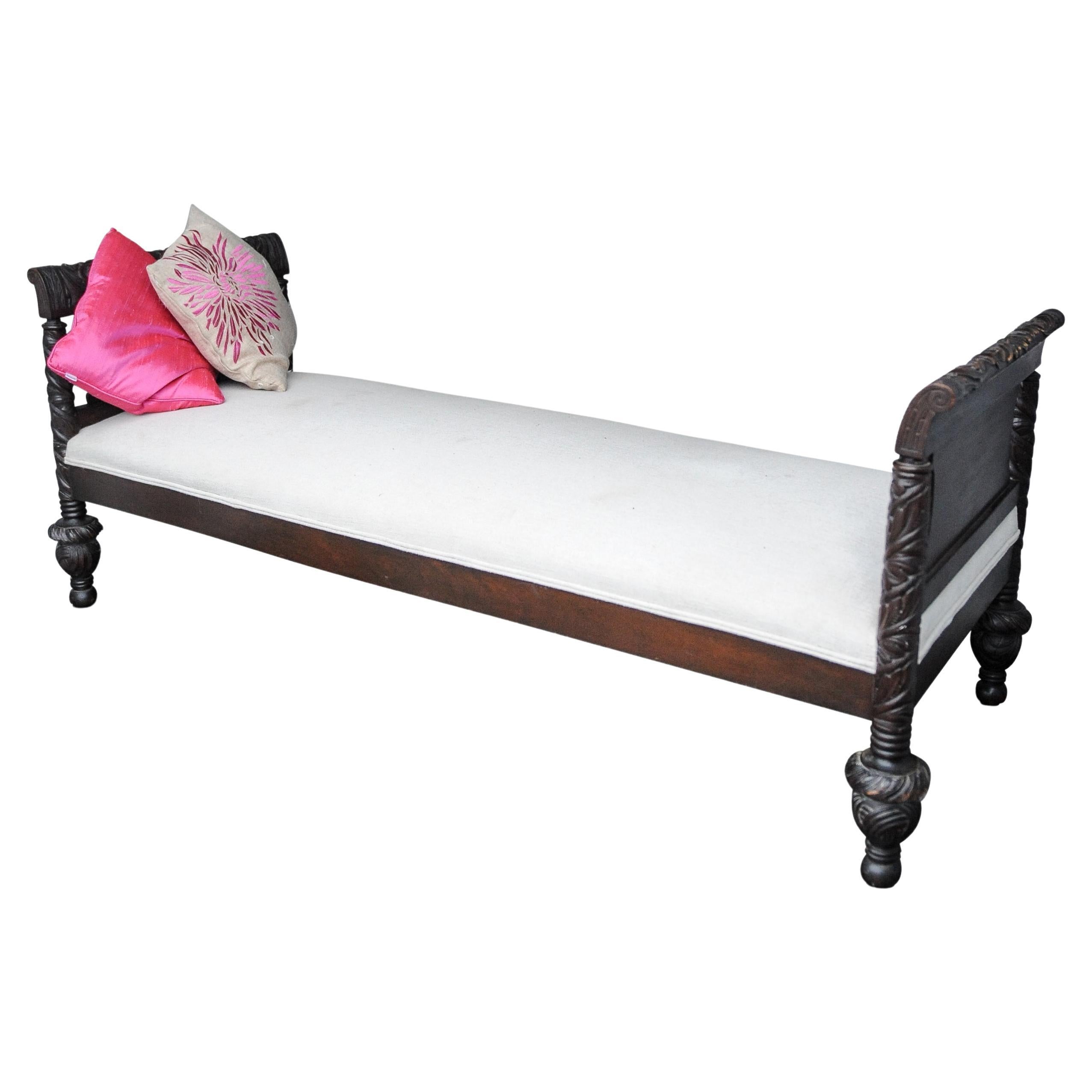 Letto da giorno vittoriano coloniale con struttura in legno intagliato e tappezzeria color grigio, 1800