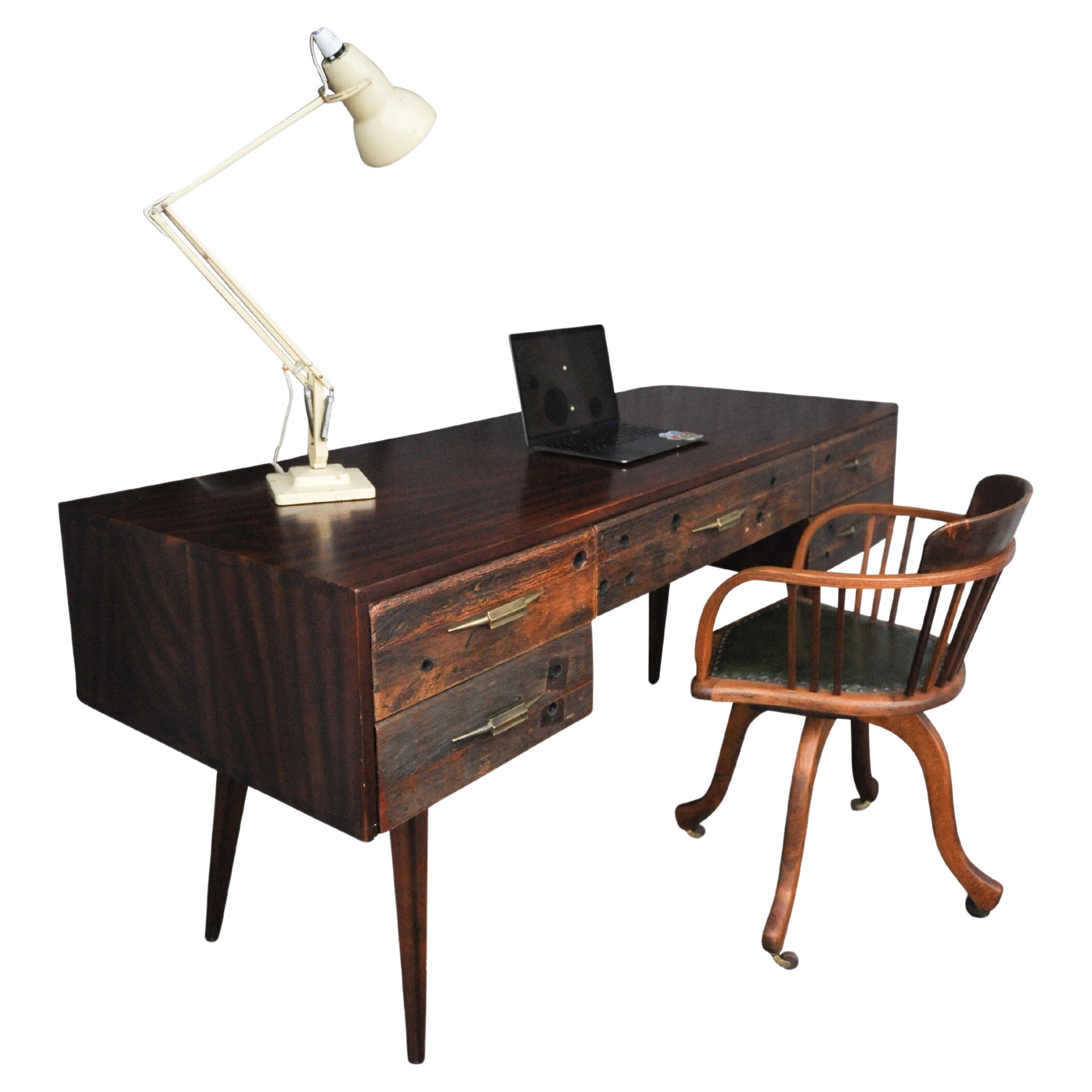 Schreibtisch aus Hartholz und aufgearbeitetem Holz mit fünf Schubladen und vergoldeten Griffen