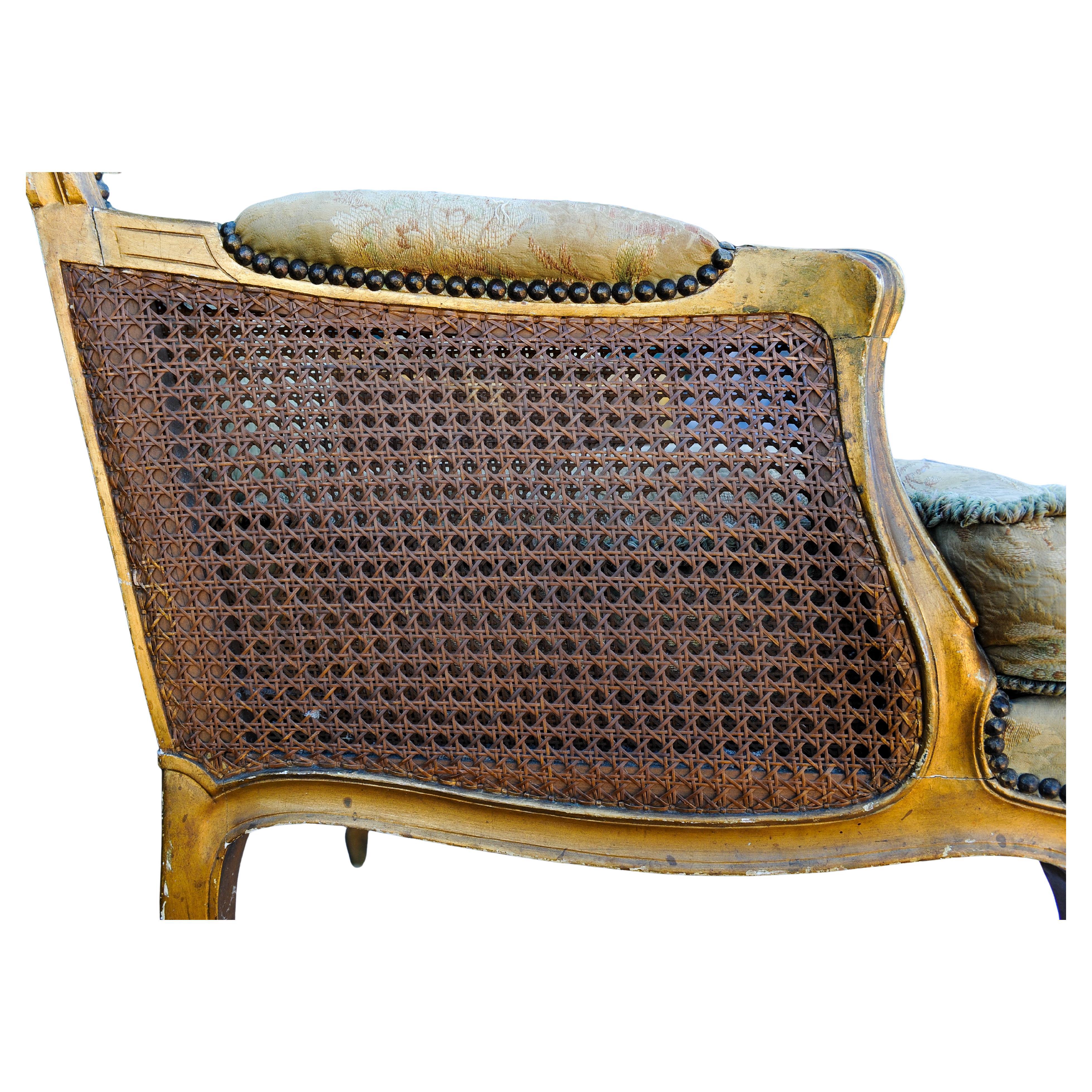 Antique 18th Century French Sillón Bergere Dorado con Tachuelas y Detalles Florales Latón en venta